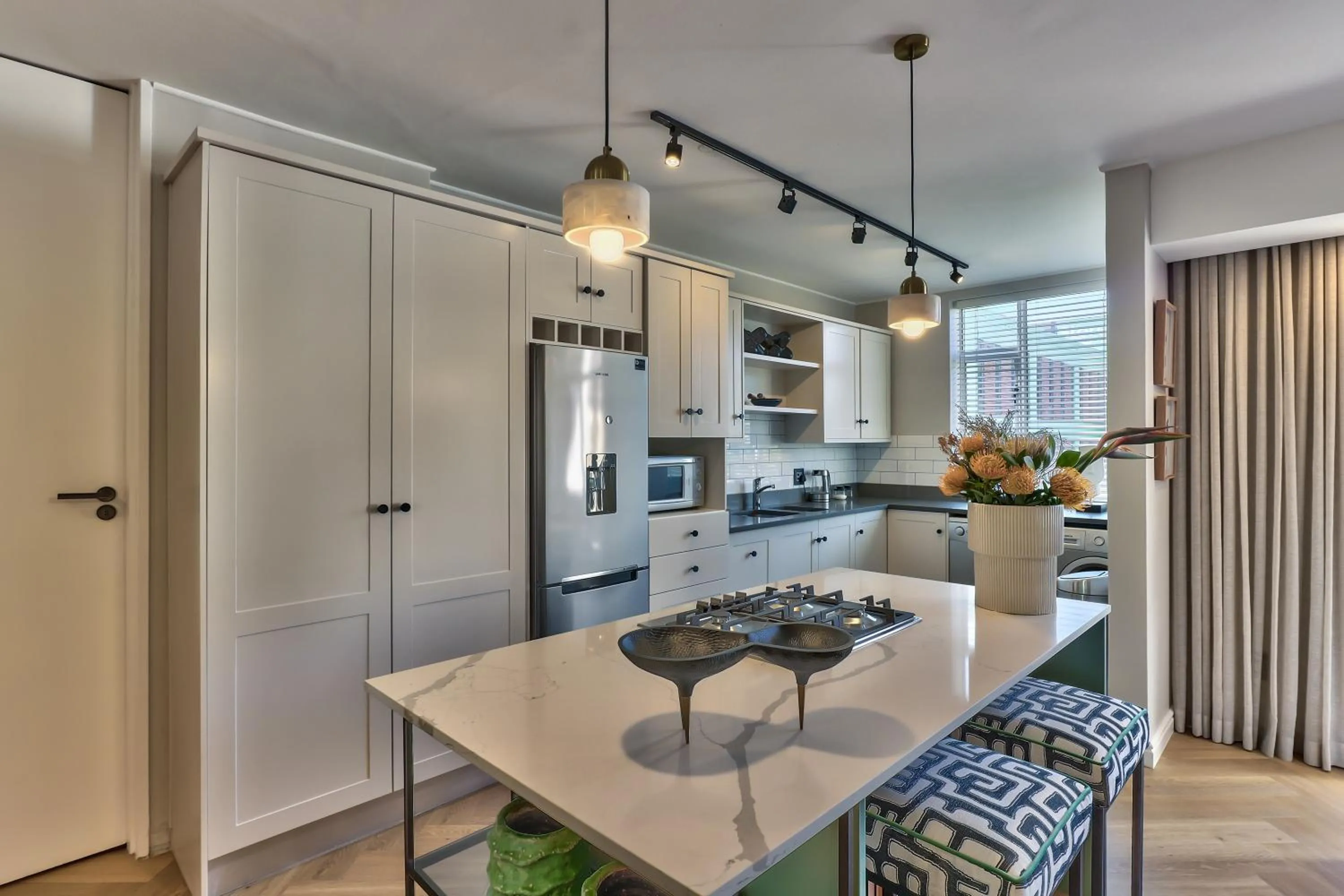 Kitchen or kitchenette in 437 St Martini Gardens Apartments