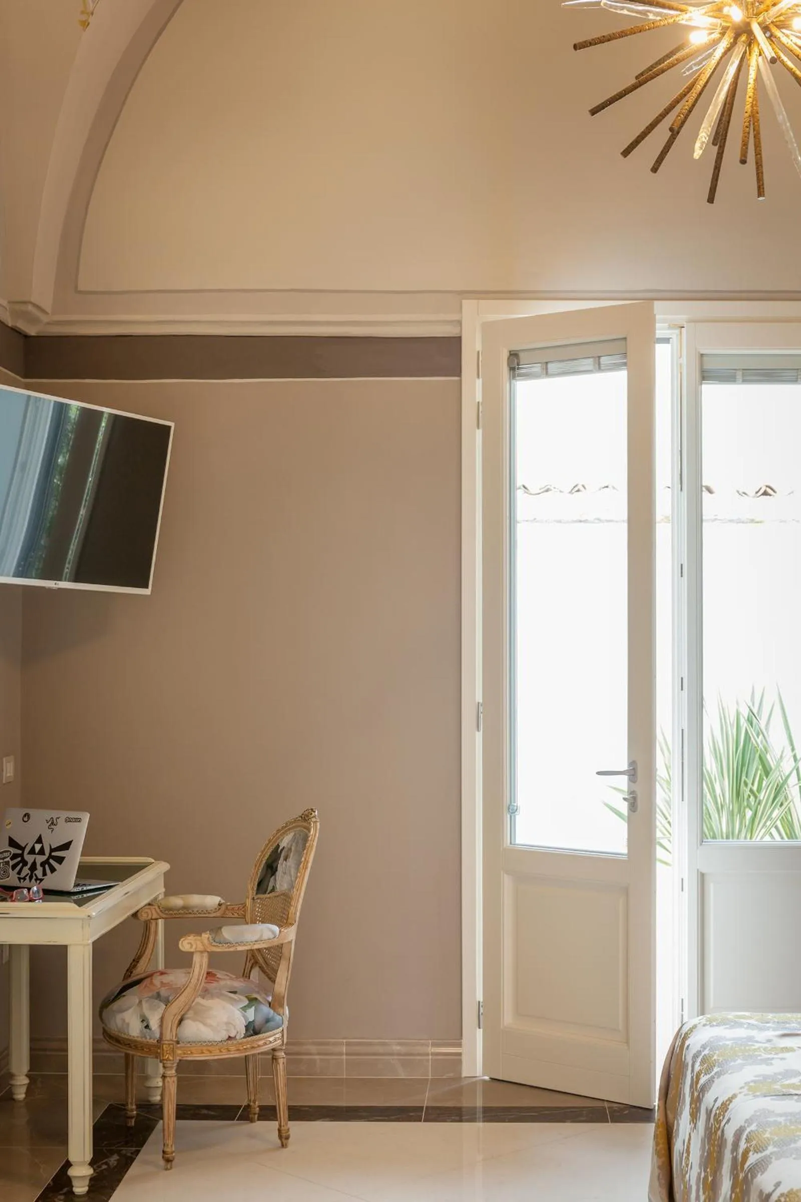 Communal lounge/ TV room in Coclee Suite Palace