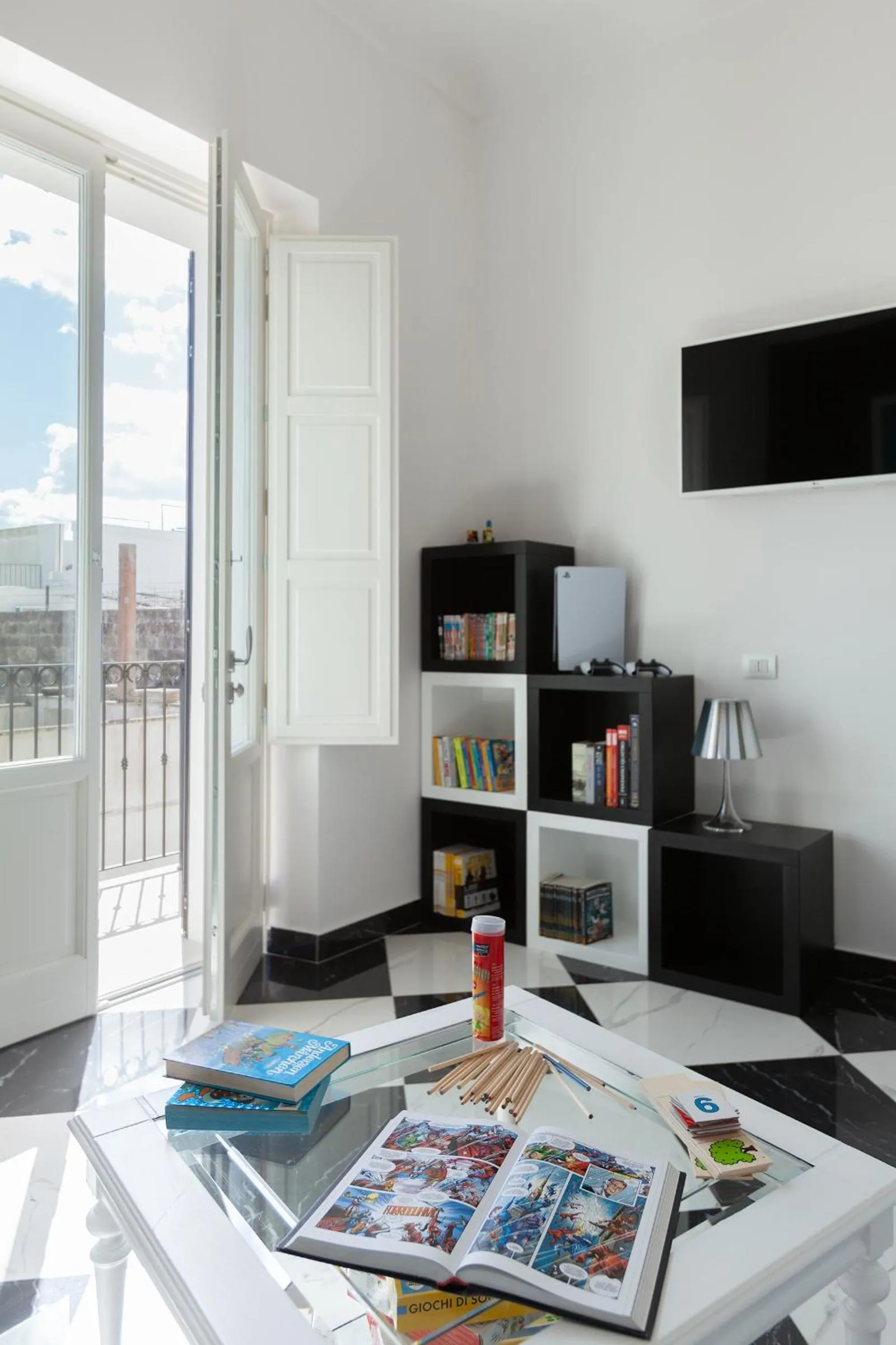 Communal lounge/ TV room in Coclee Suite Palace