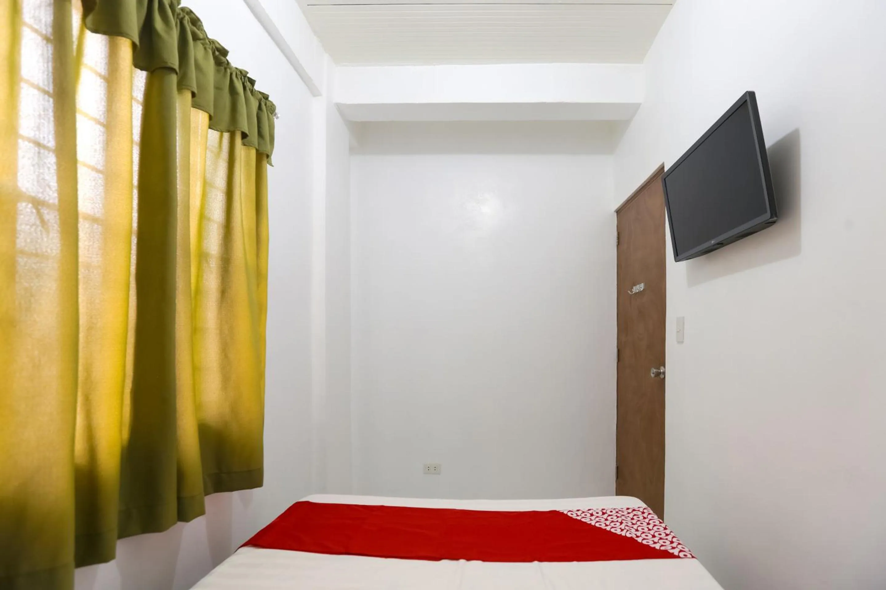 Bedroom in OYO 736 Jade Apartelle