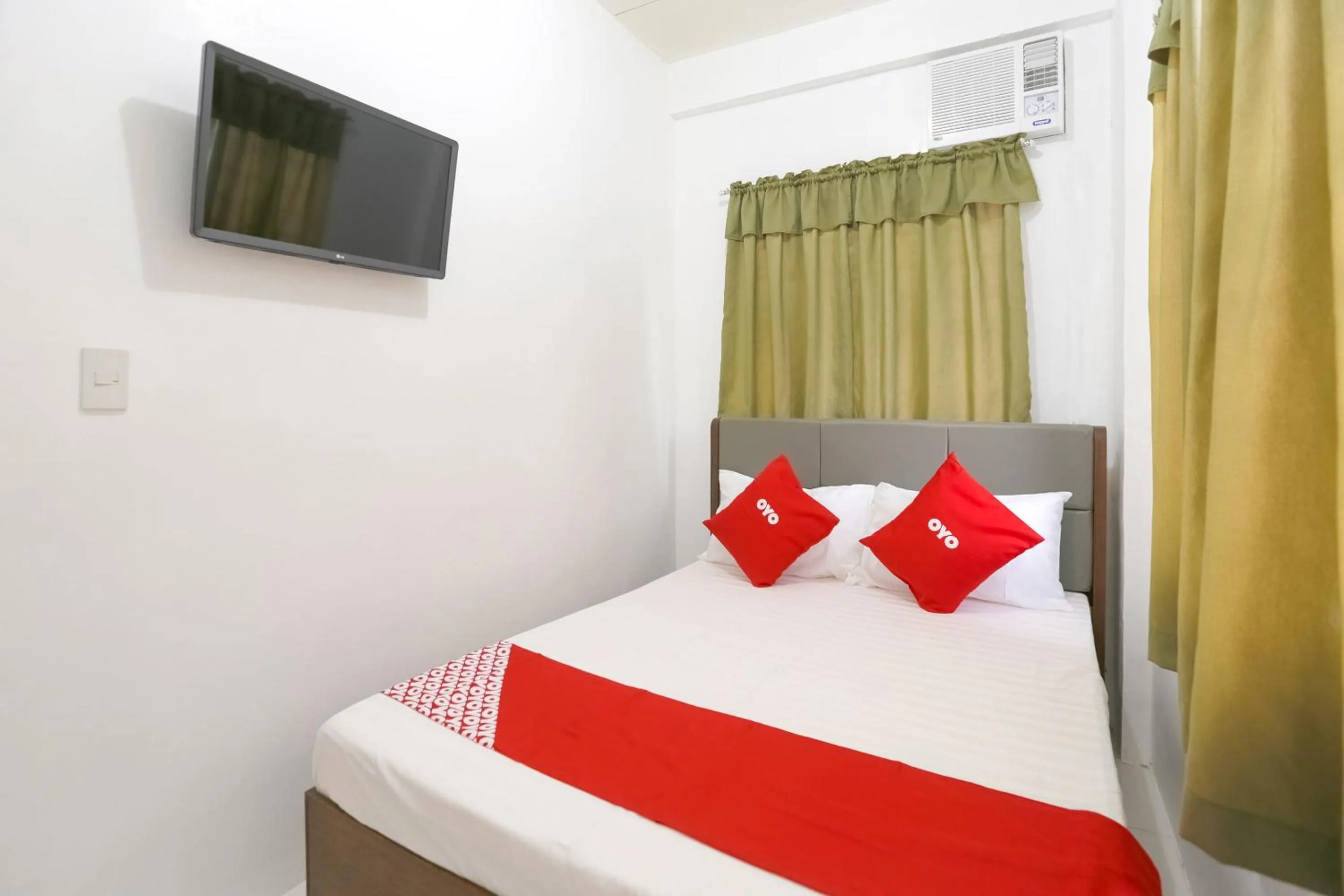 Bedroom in OYO 736 Jade Apartelle