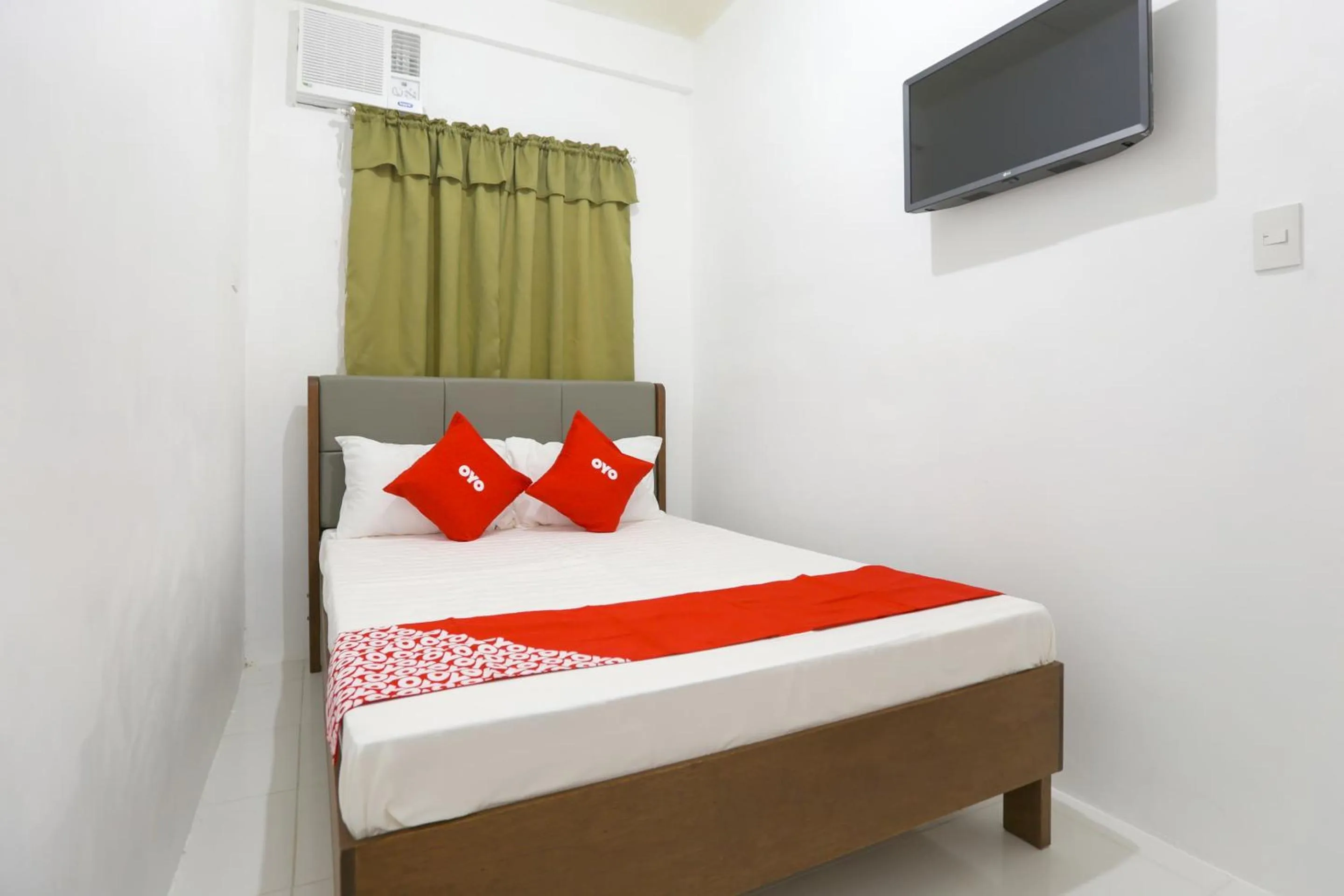 Bedroom in OYO 736 Jade Apartelle