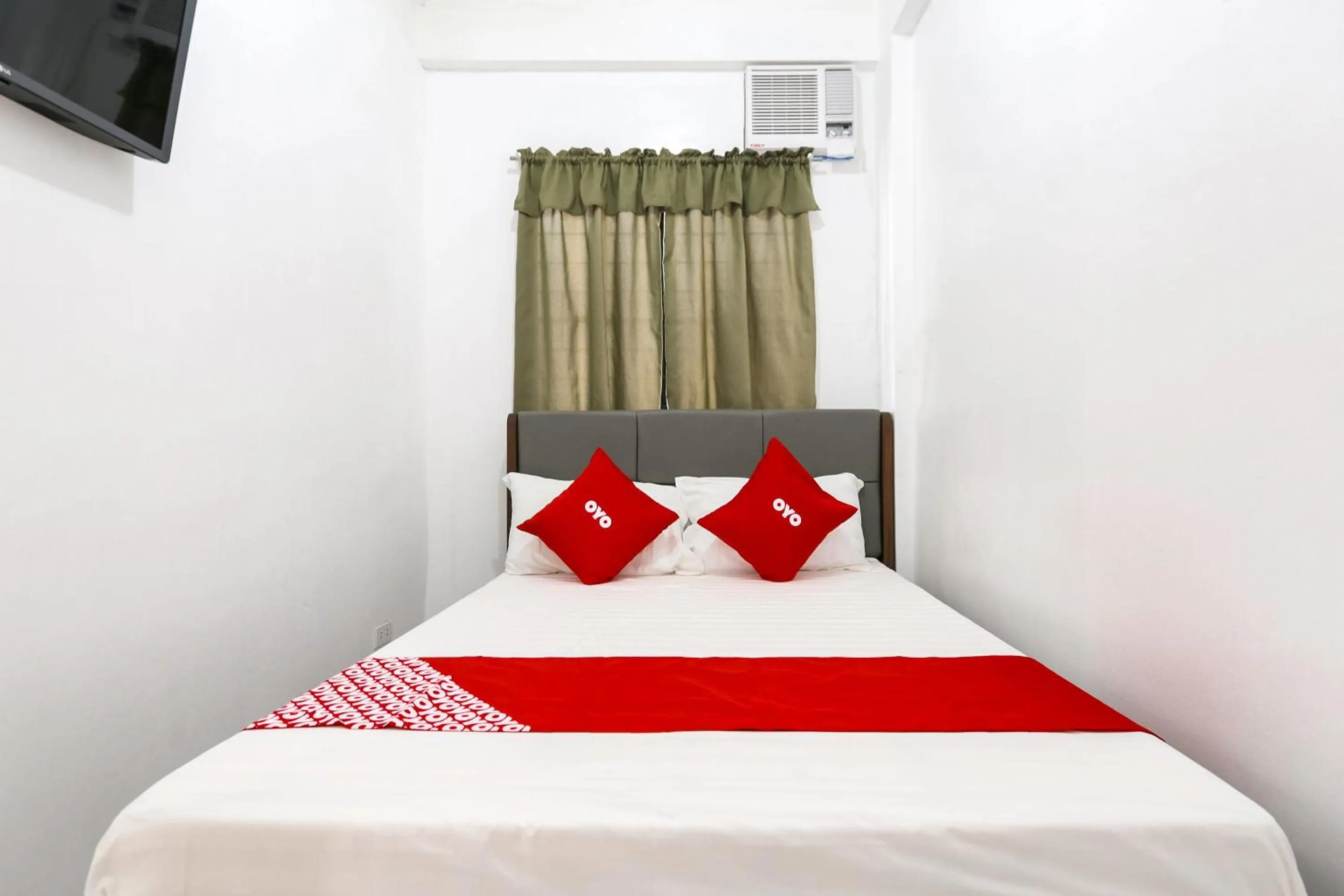 Bedroom in OYO 736 Jade Apartelle