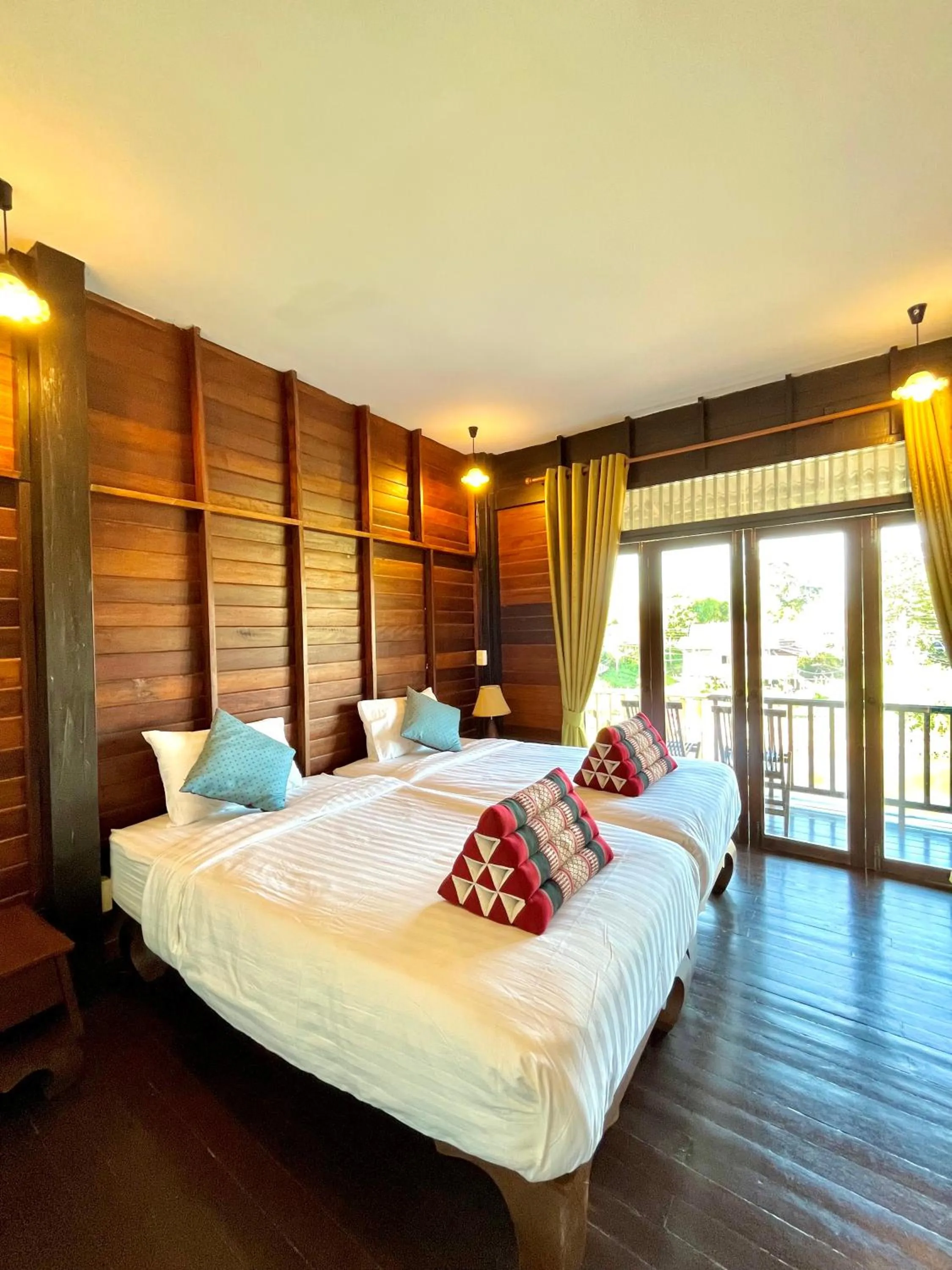 Bed in The Bank River House Ayutthaya