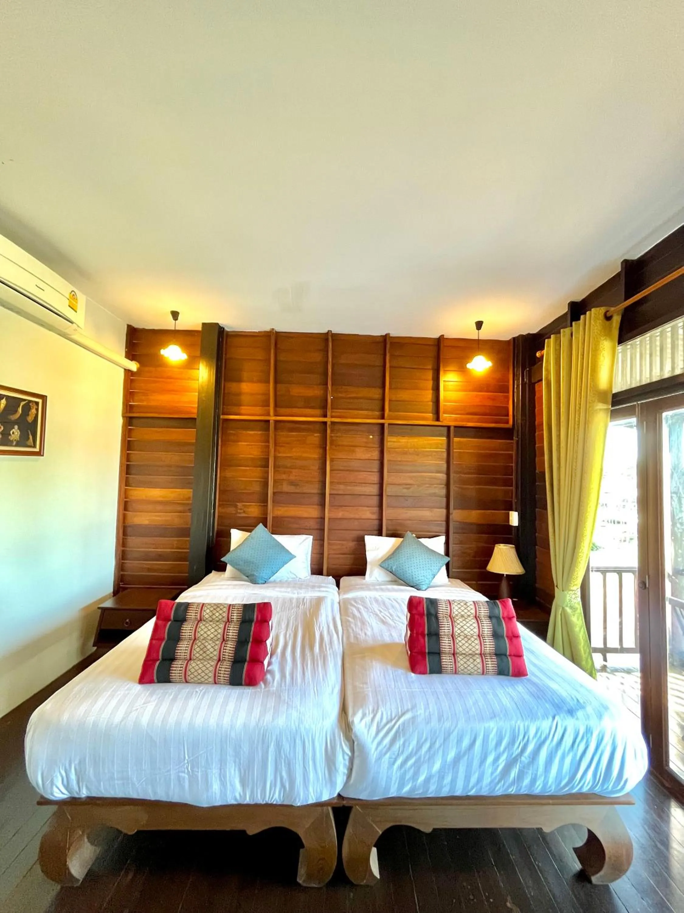 Bed in The Bank River House Ayutthaya