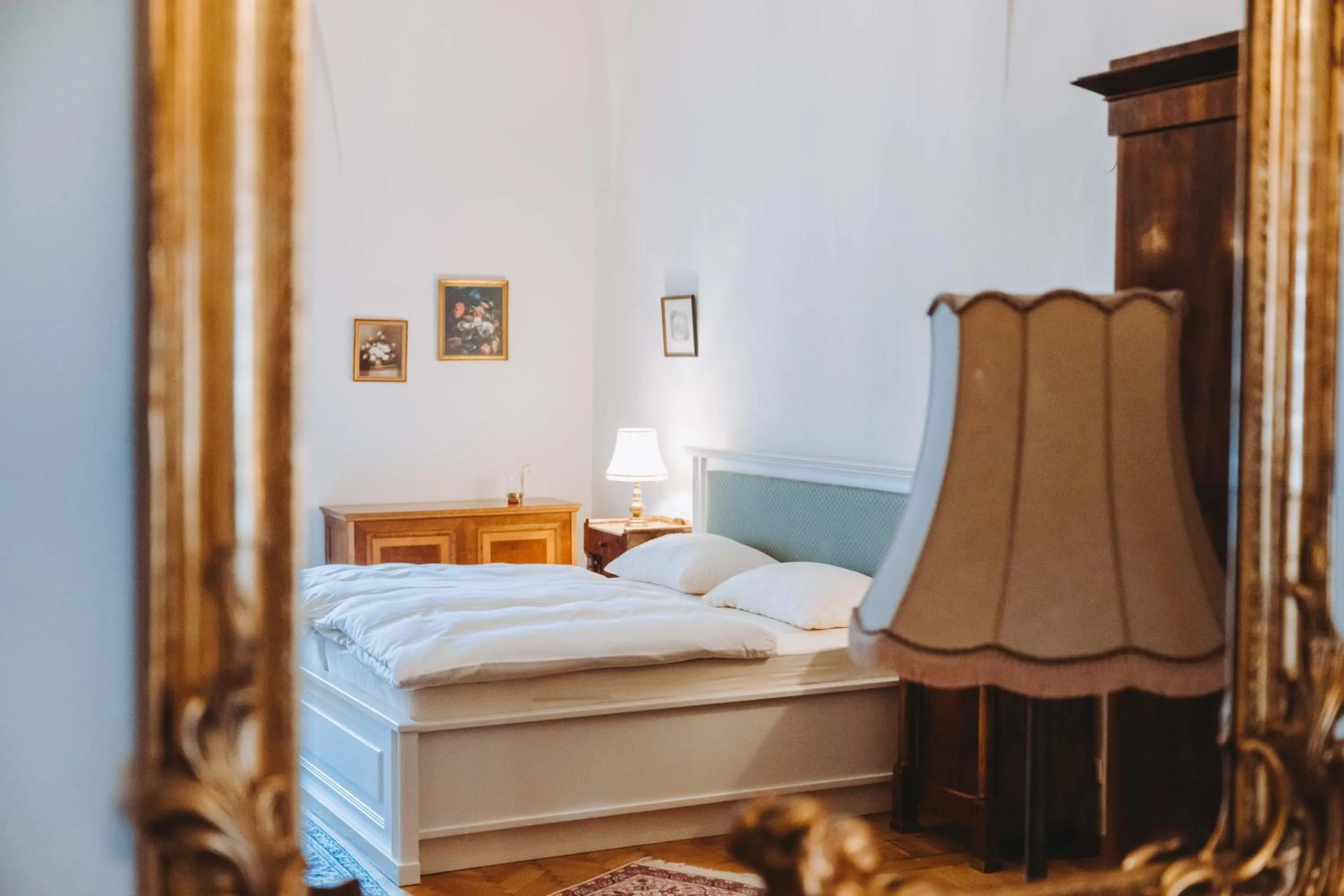 Photo of the whole room, Bed in Hotel Schloss Dürnstein