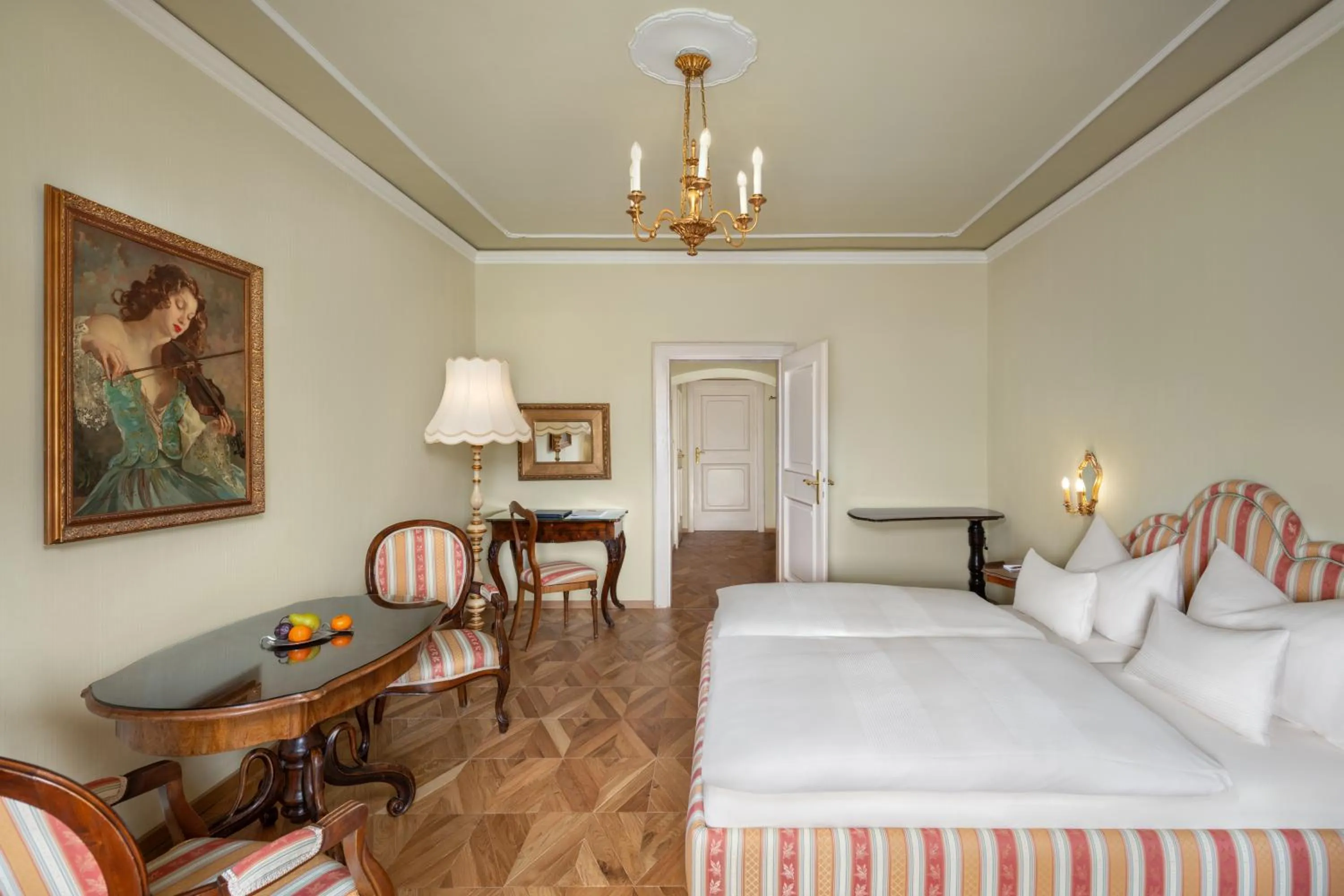 Photo of the whole room, Bed in Hotel Schloss Dürnstein