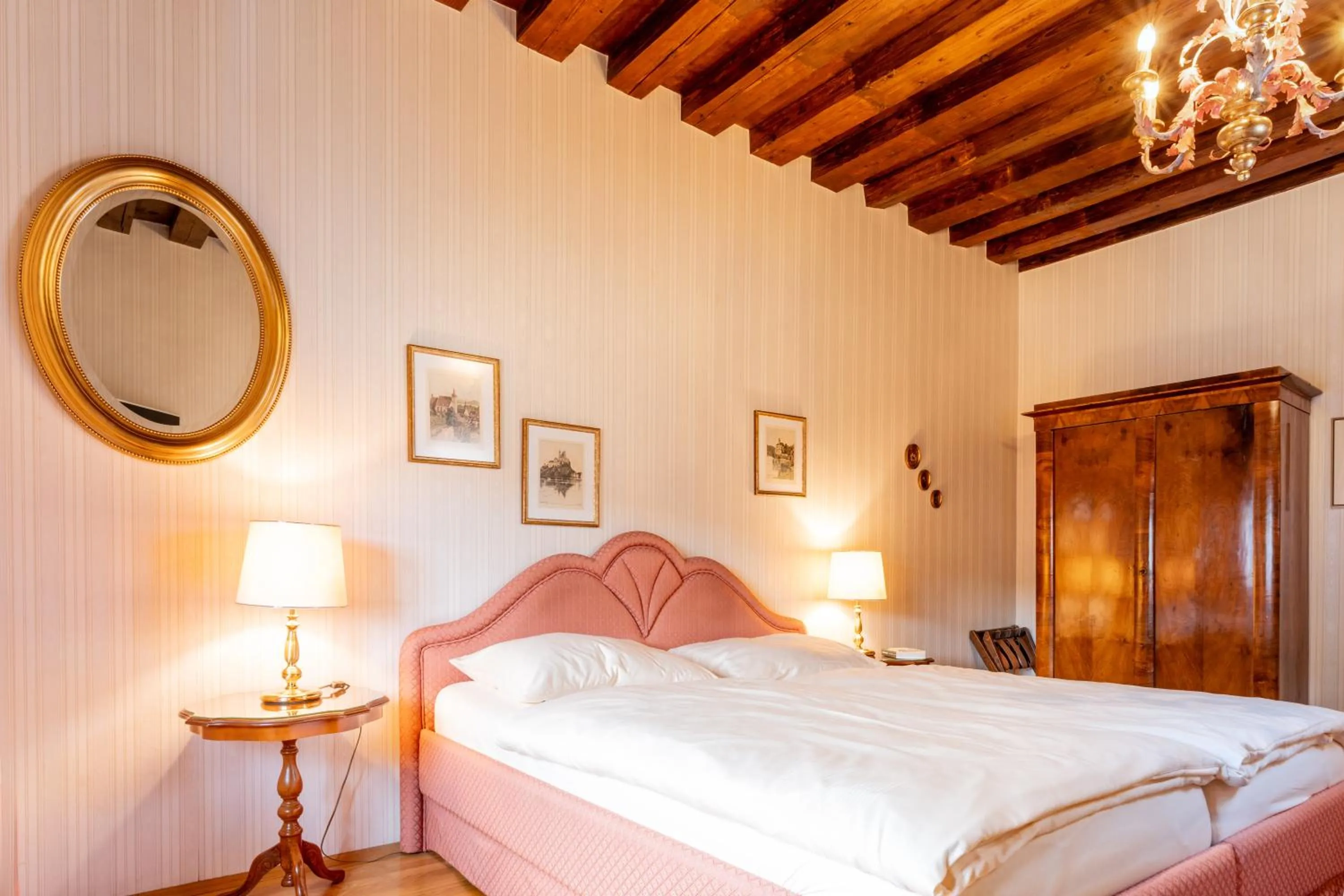 Photo of the whole room, Bed in Hotel Schloss Dürnstein