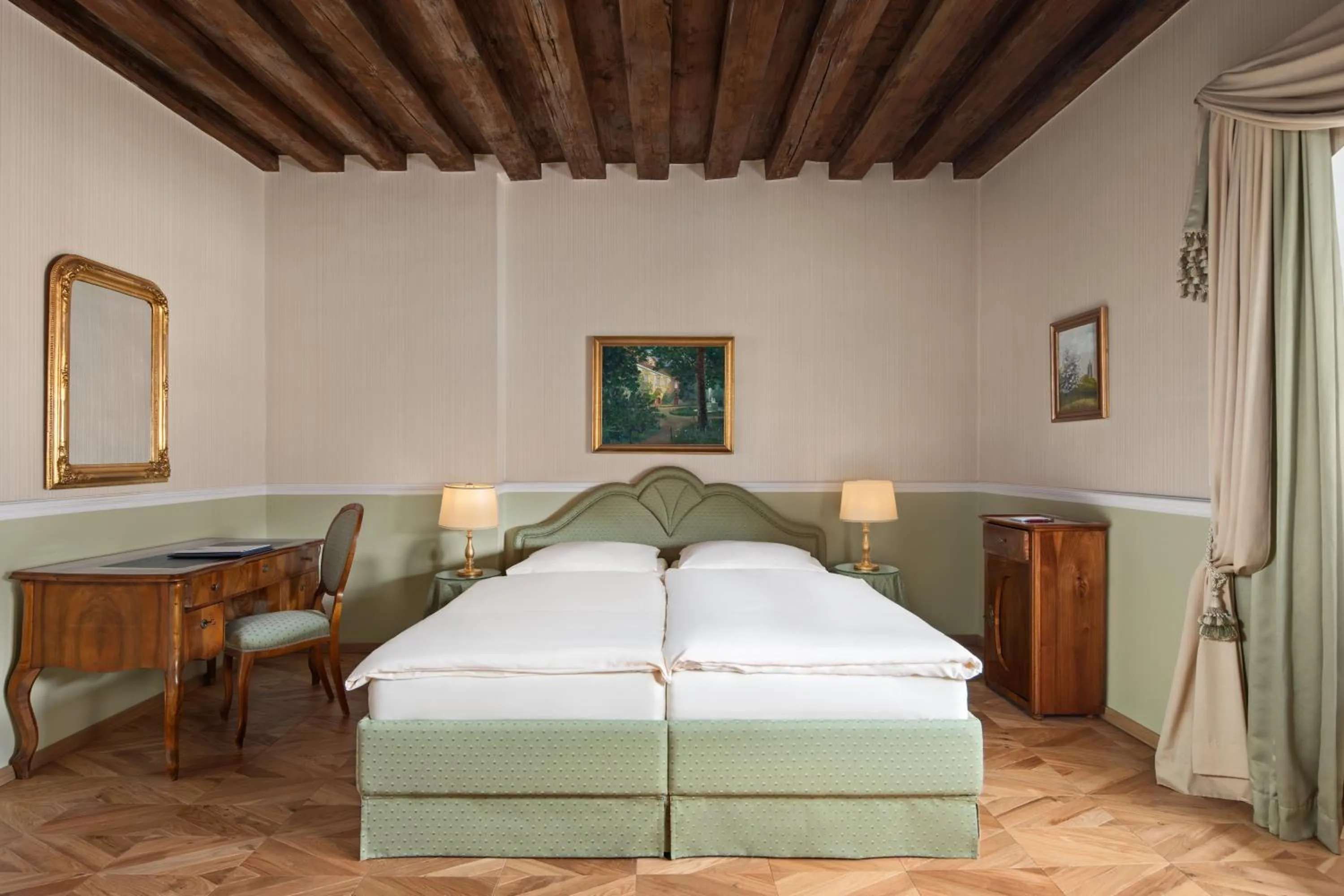 Photo of the whole room, Bed in Hotel Schloss Dürnstein