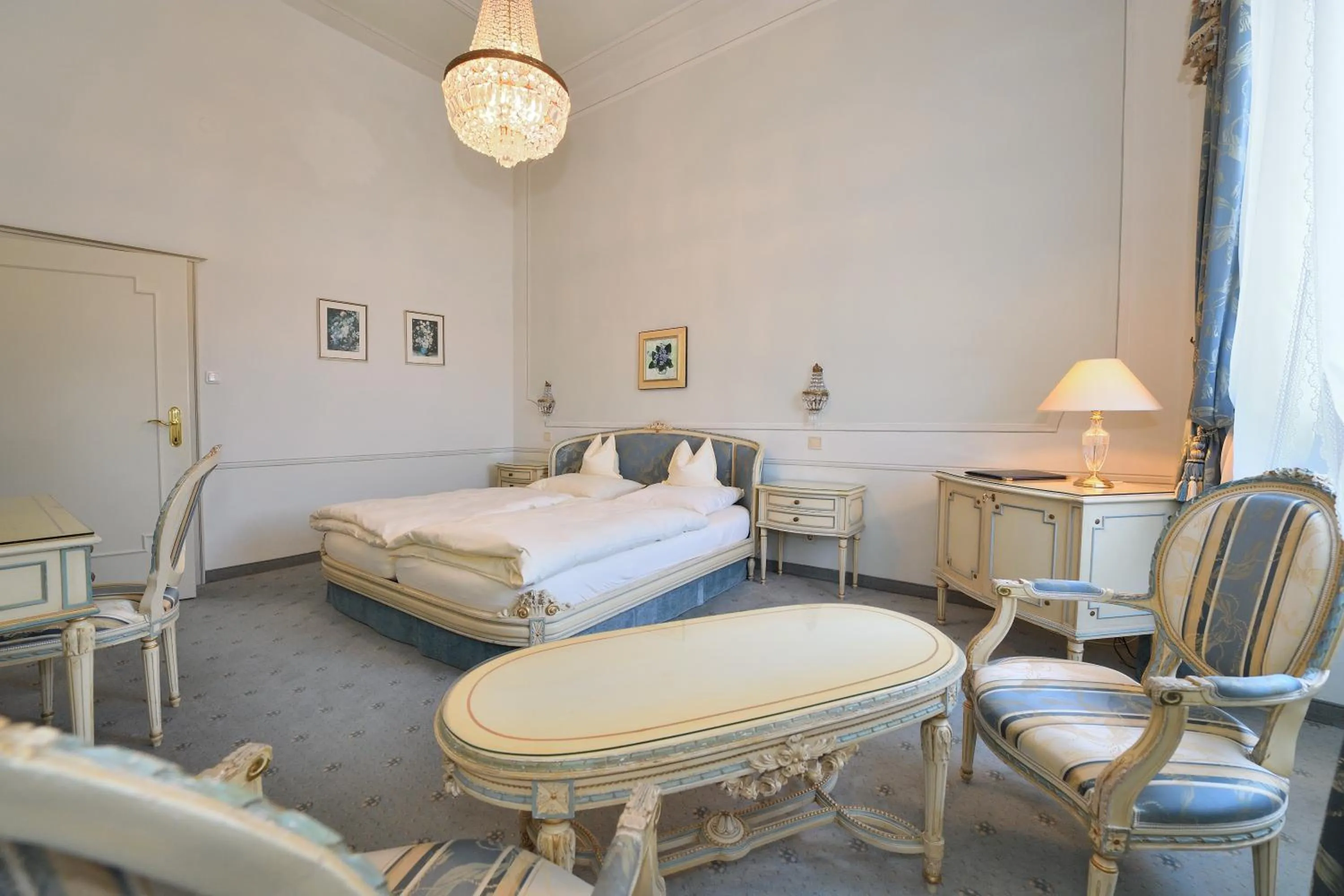 Photo of the whole room, Bed in Hotel Schloss Dürnstein