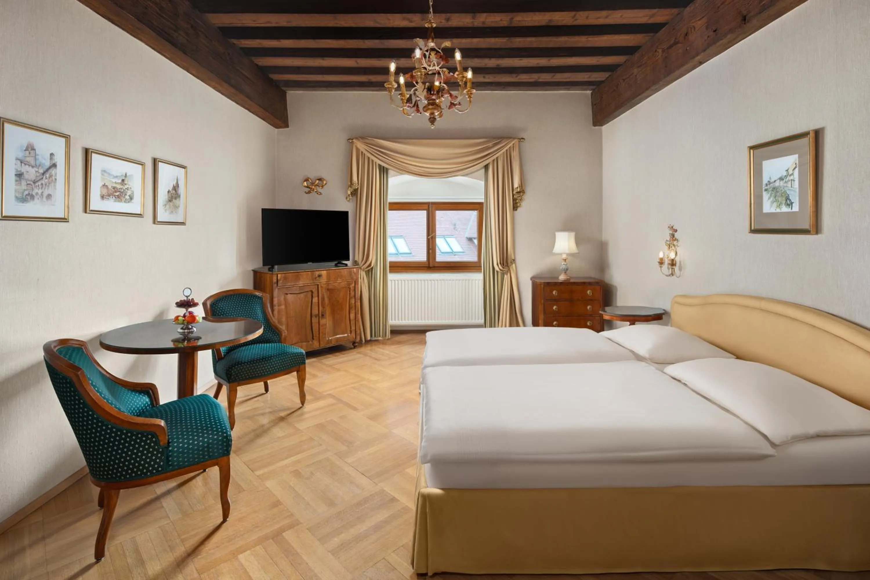 Photo of the whole room, Bed in Hotel Schloss Dürnstein