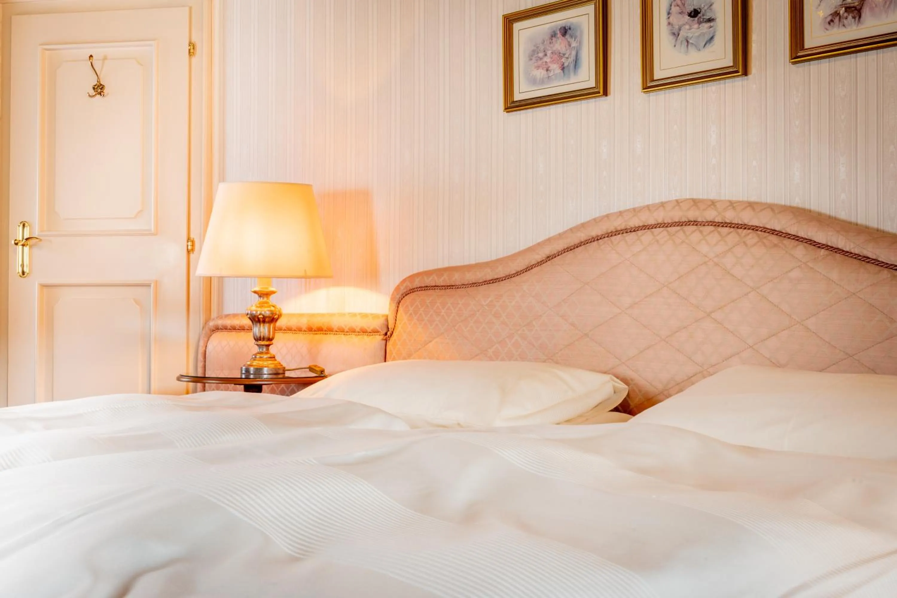 Photo of the whole room, Bed in Hotel Schloss Dürnstein