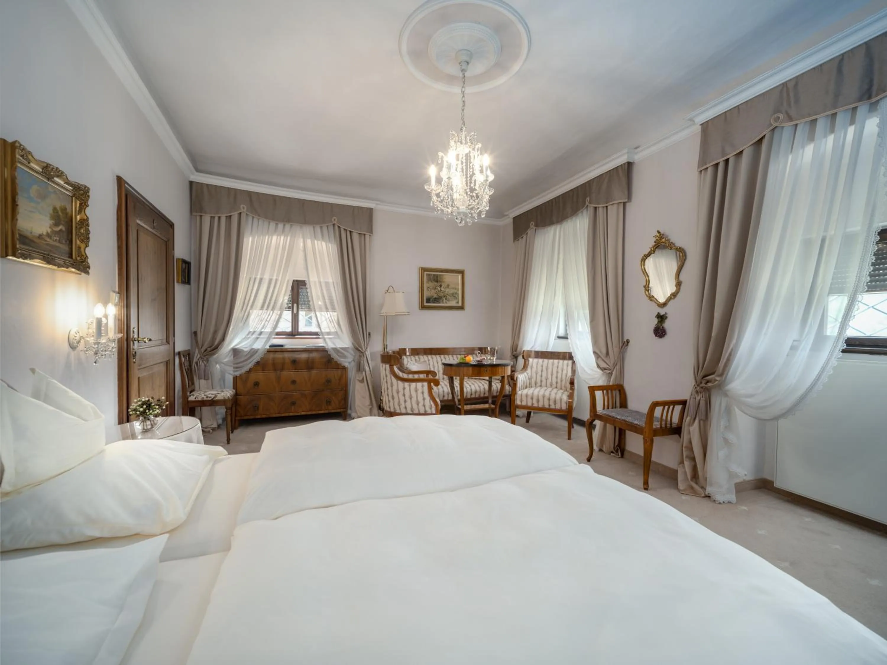Photo of the whole room, Bed in Hotel Schloss Dürnstein