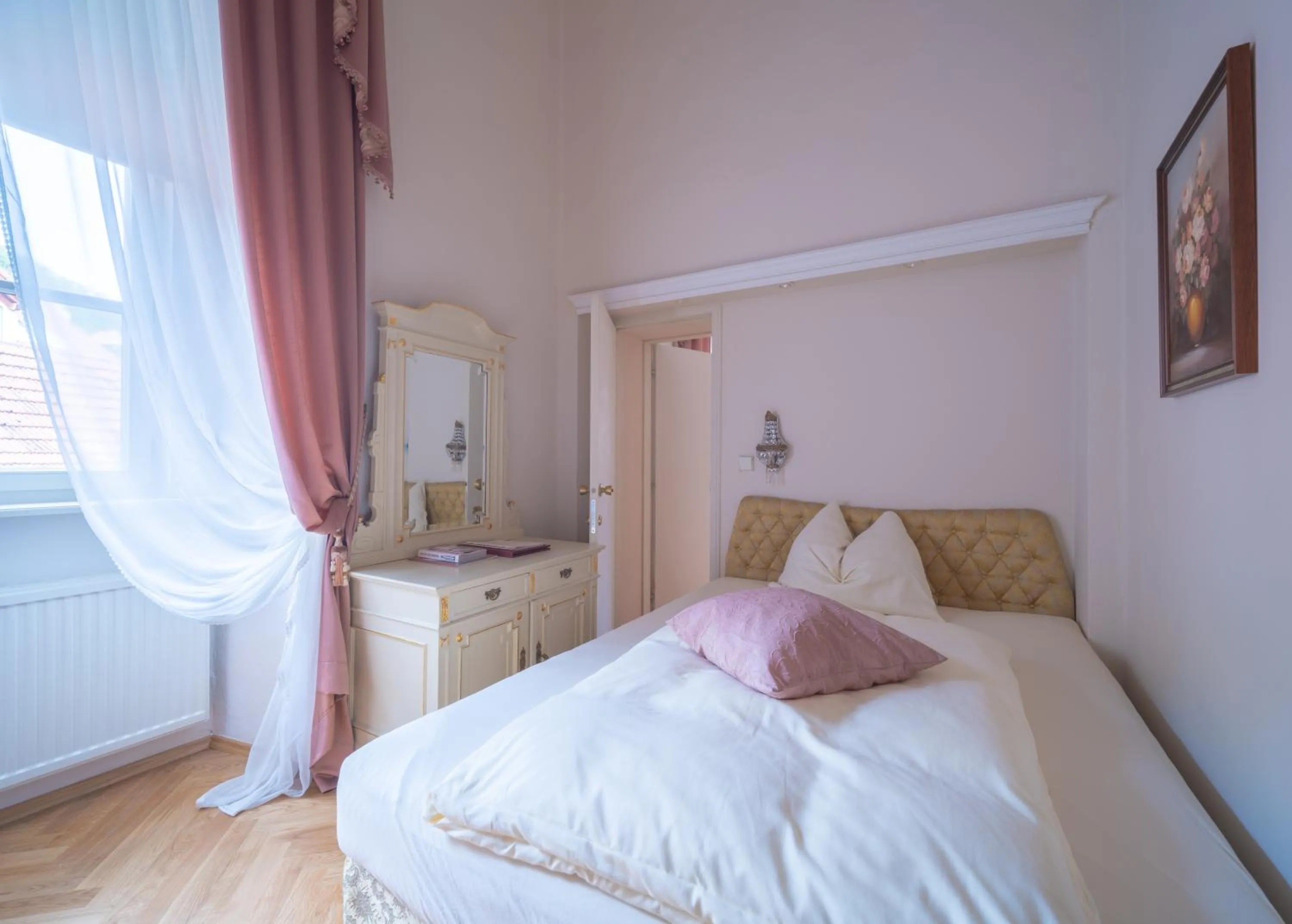 Photo of the whole room, Bed in Hotel Schloss Dürnstein