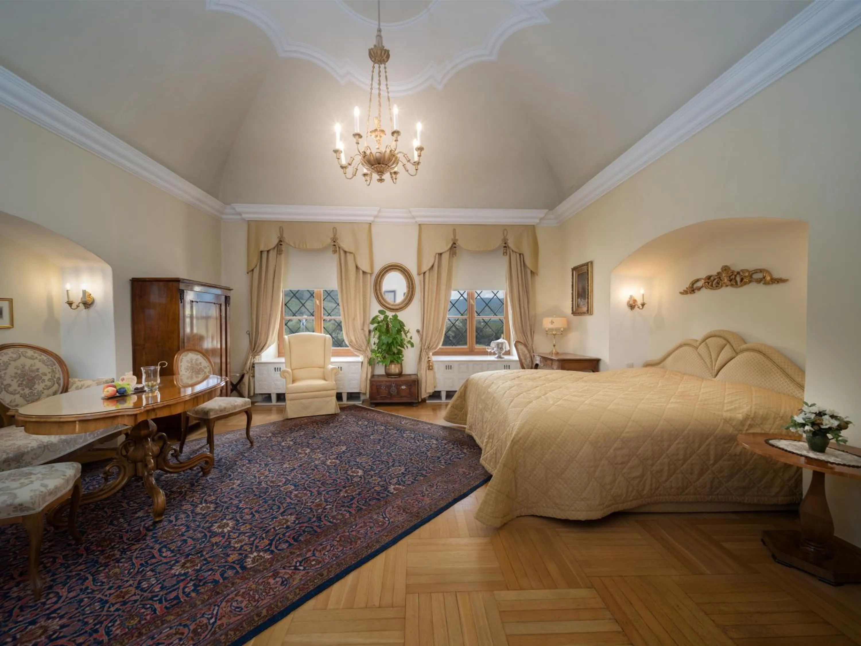 Photo of the whole room, Bed in Hotel Schloss Dürnstein