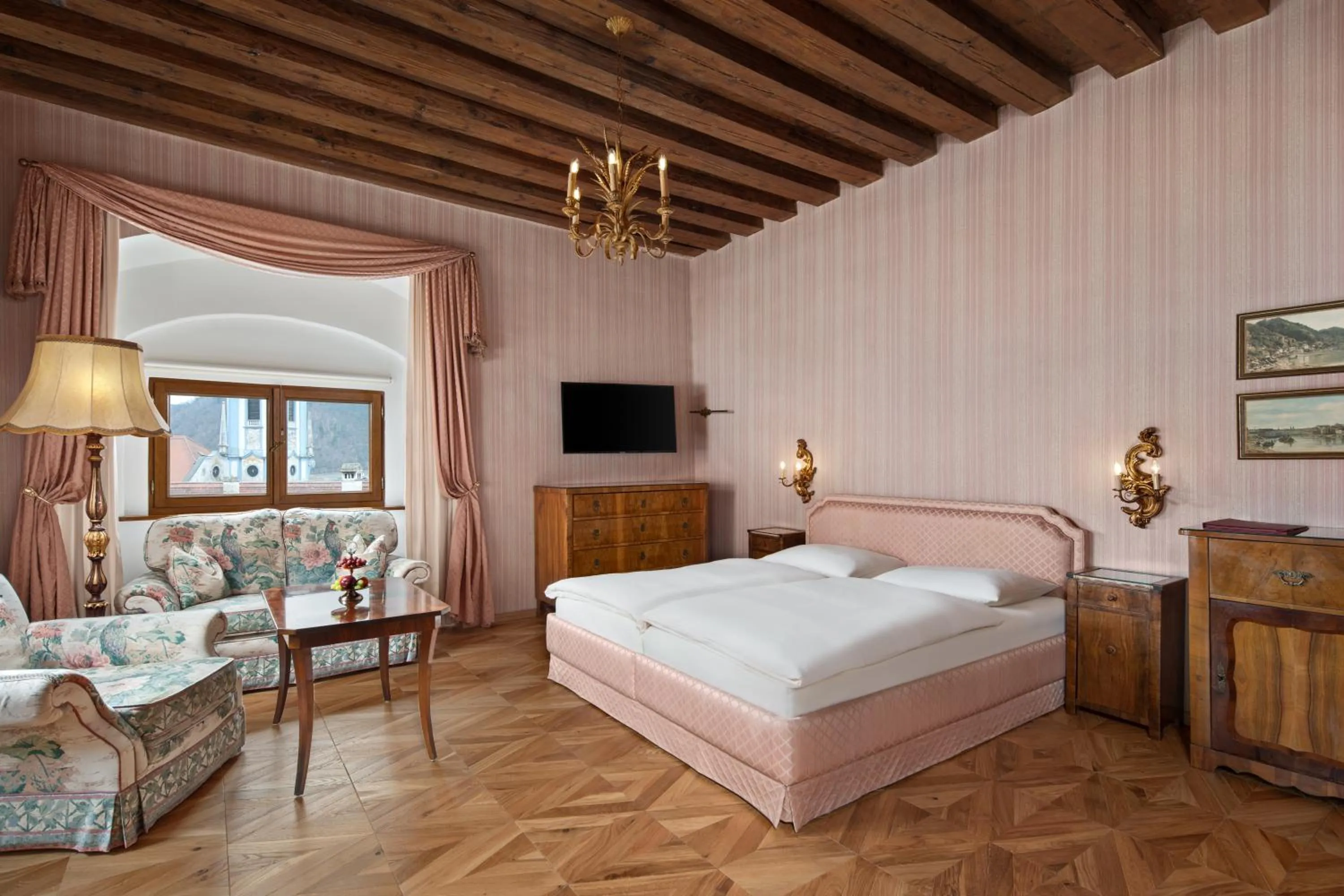 Photo of the whole room, Bed in Hotel Schloss Dürnstein