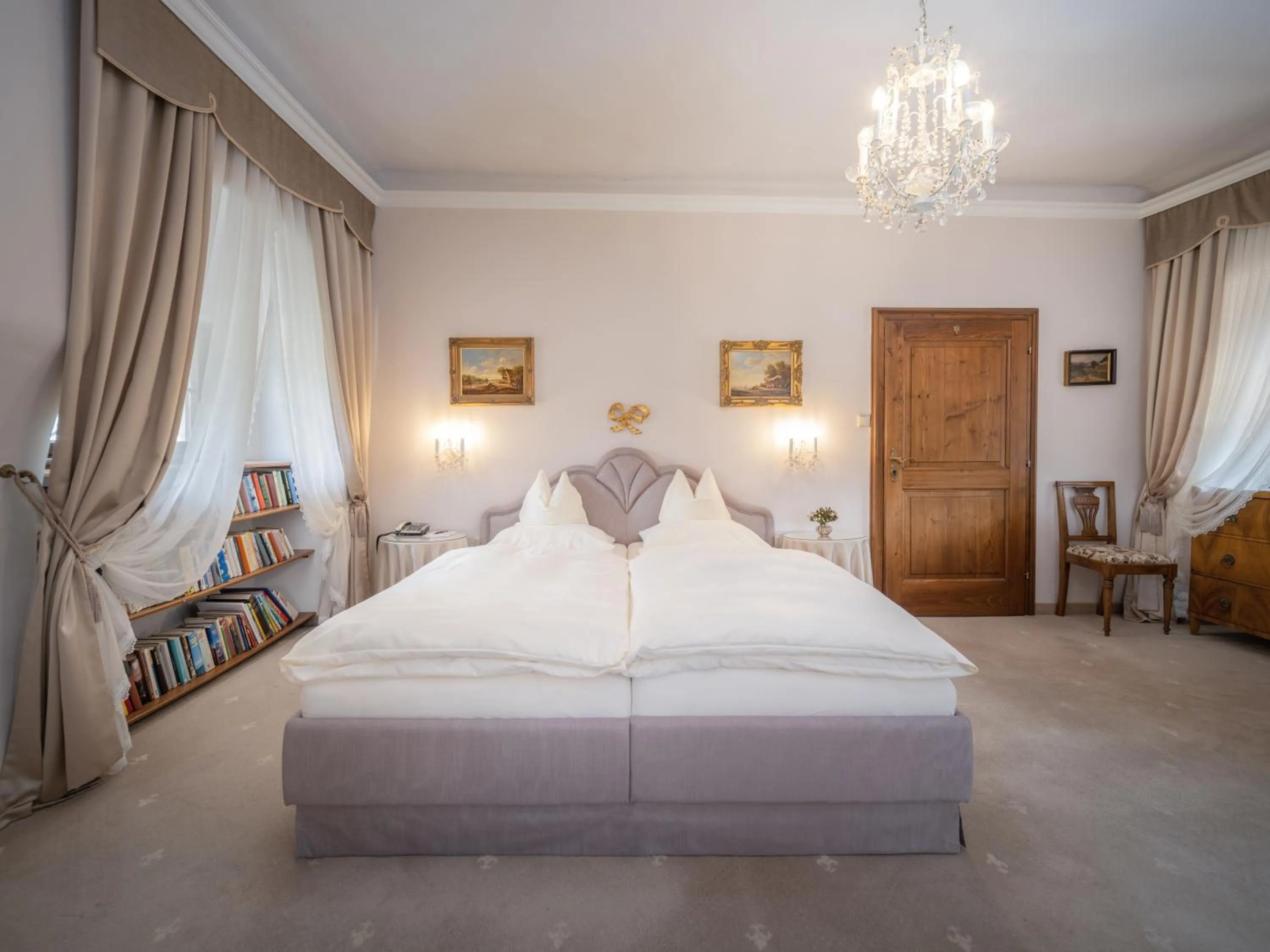 Photo of the whole room, Bed in Hotel Schloss Dürnstein