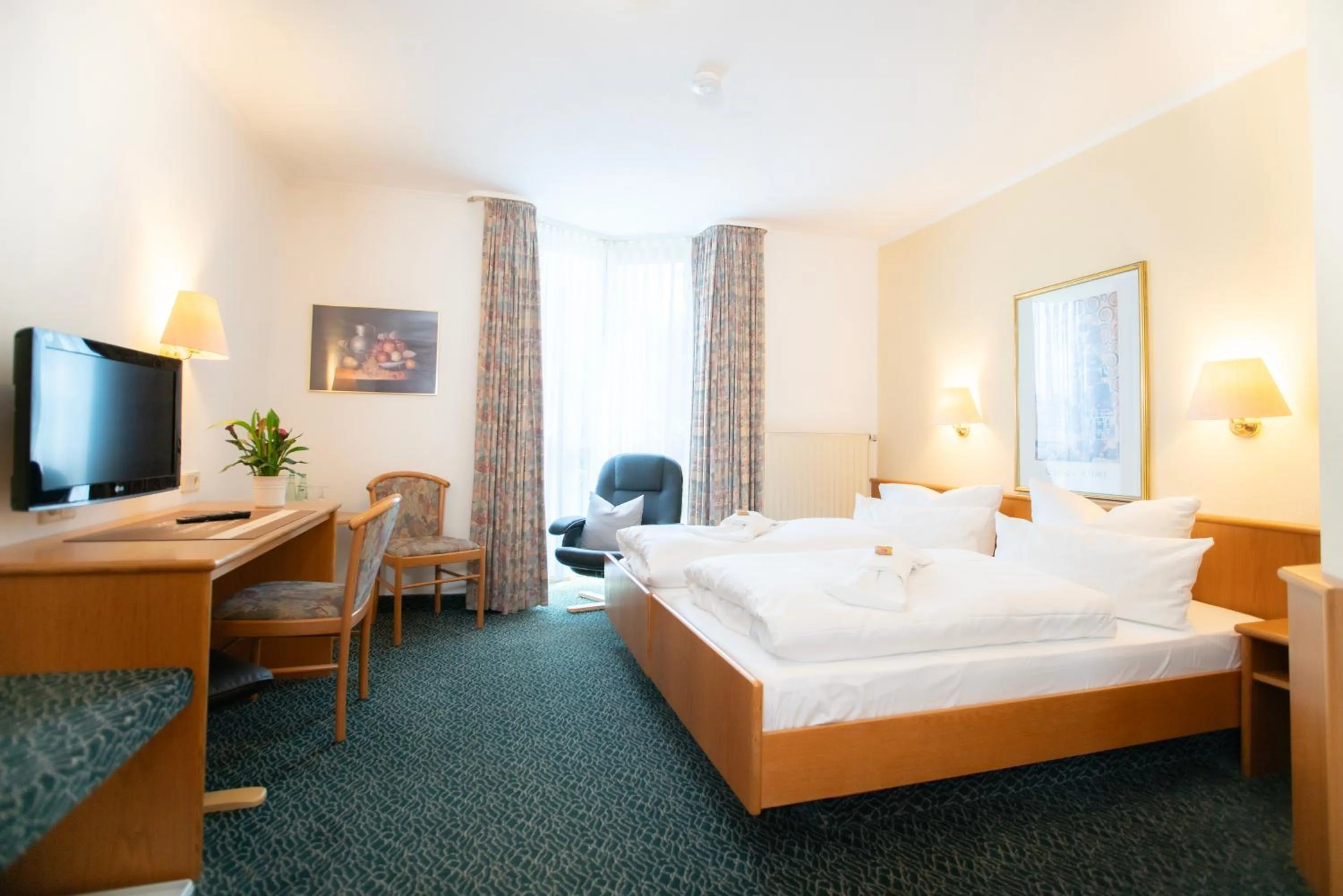 Photo of the whole room, Bed in Landhotel Plauen - Gasthof Zwoschwitz