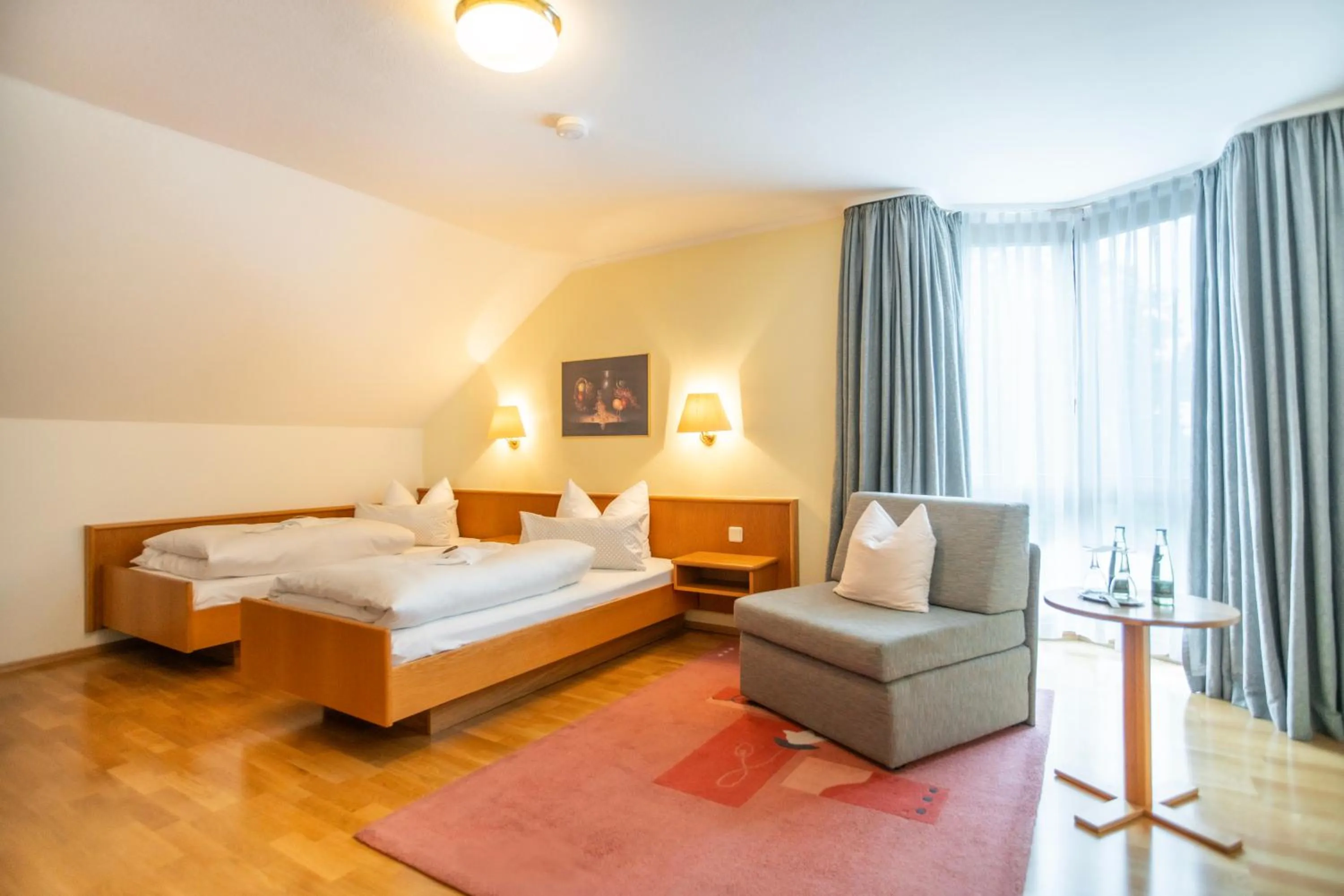 Living room, Bed in Landhotel Plauen - Gasthof Zwoschwitz