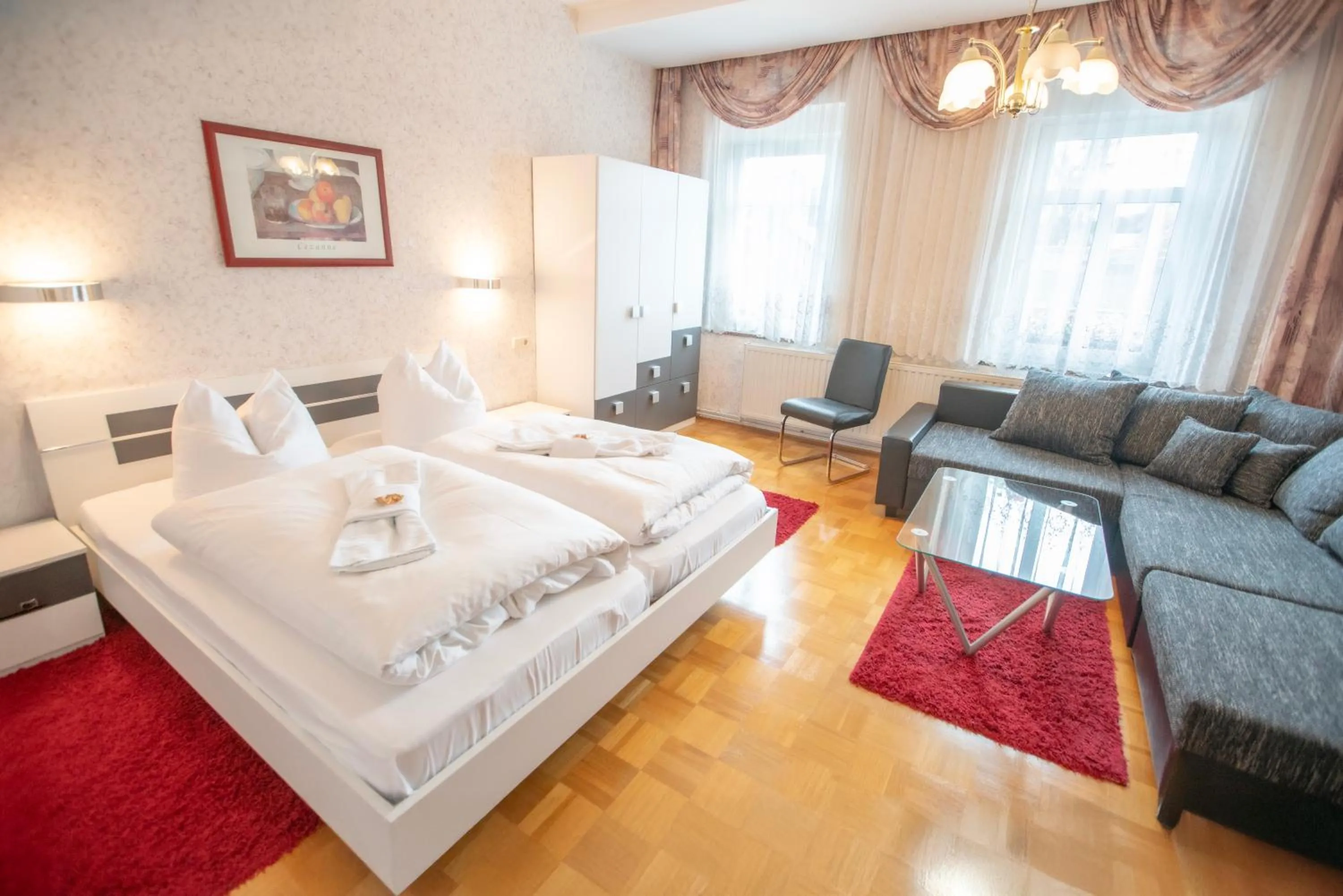 Living room, Bed in Landhotel Plauen - Gasthof Zwoschwitz