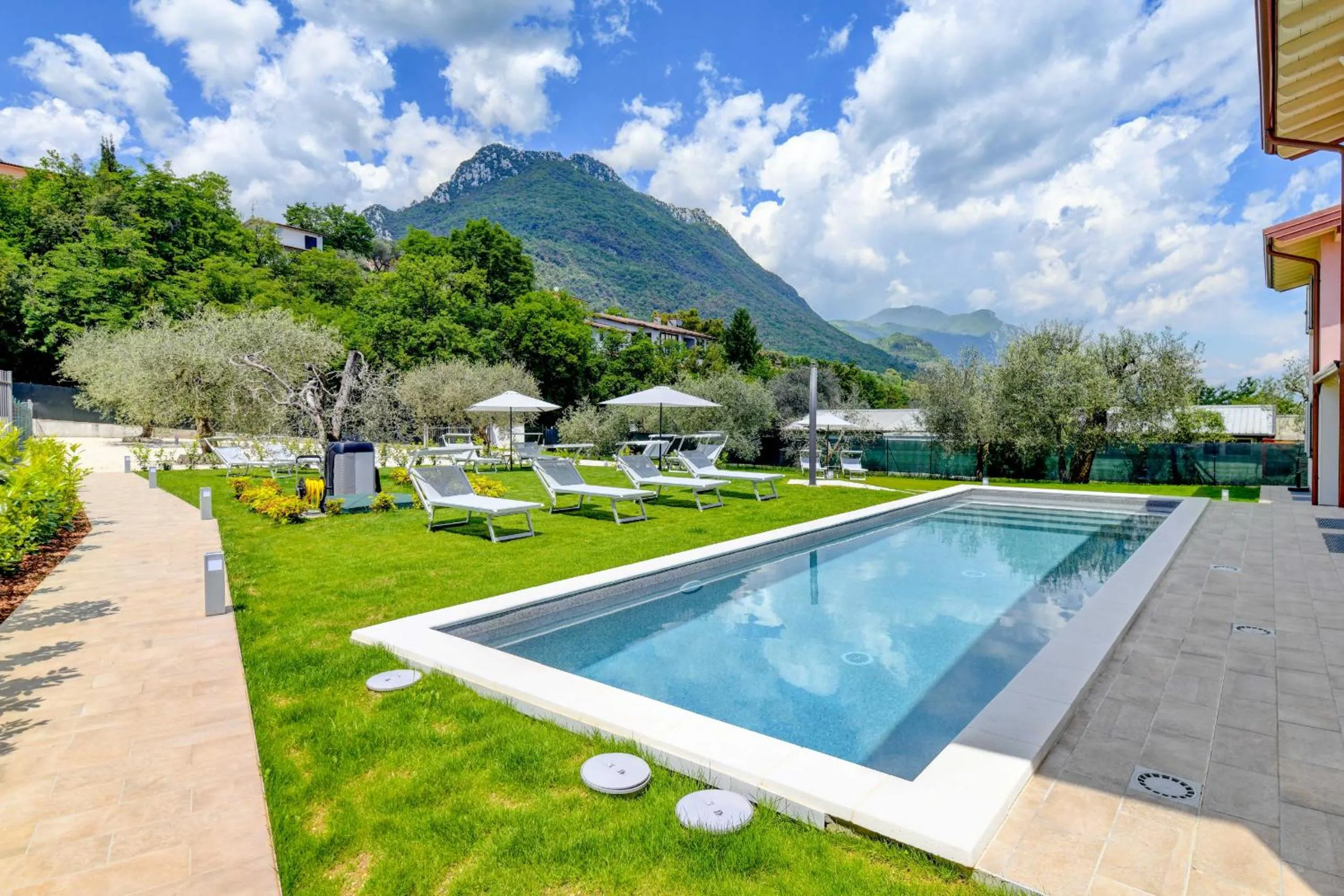 Swimming pool in Le Casette - Casaliva