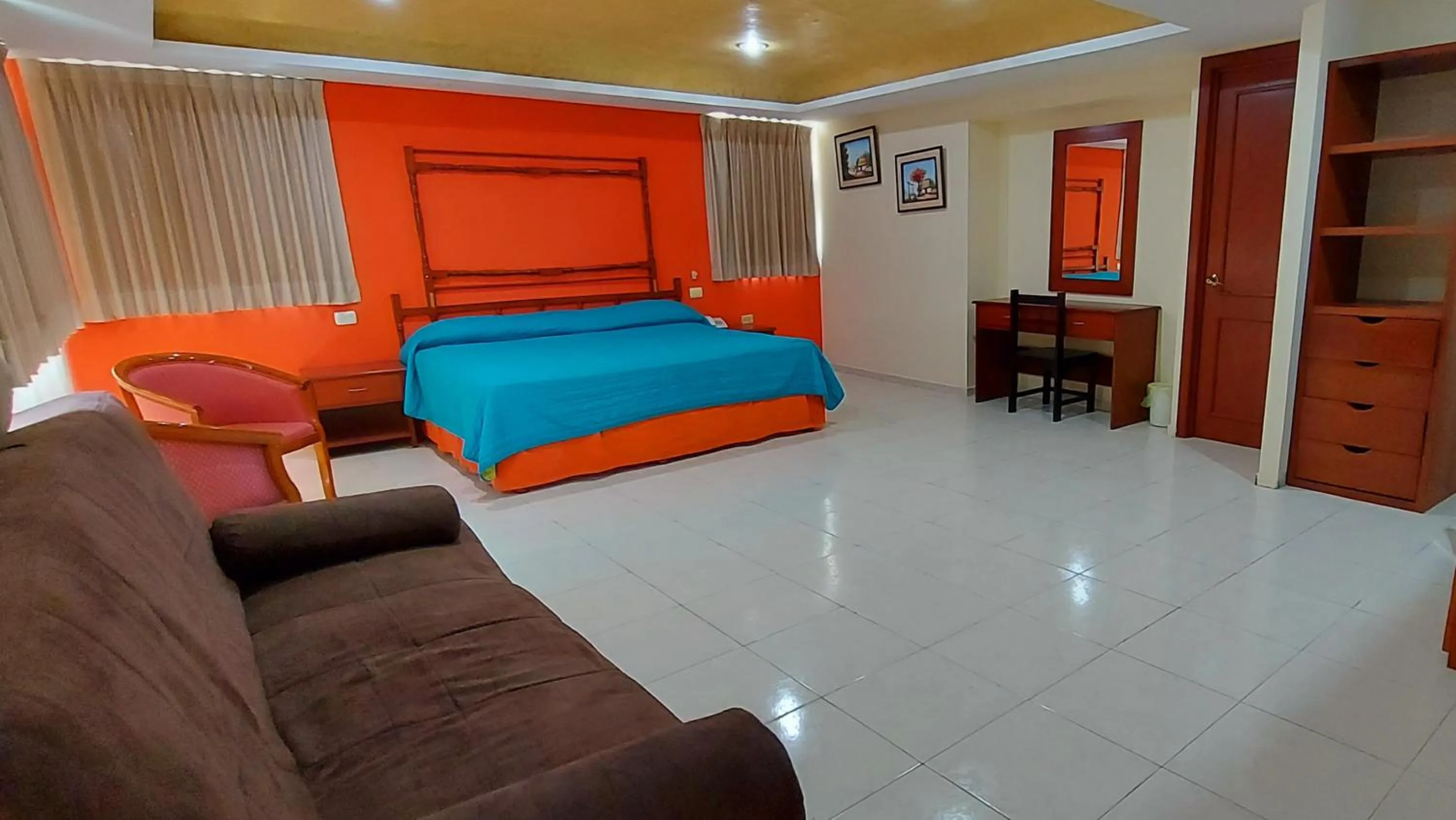 Photo of the whole room in Hotel El Marques