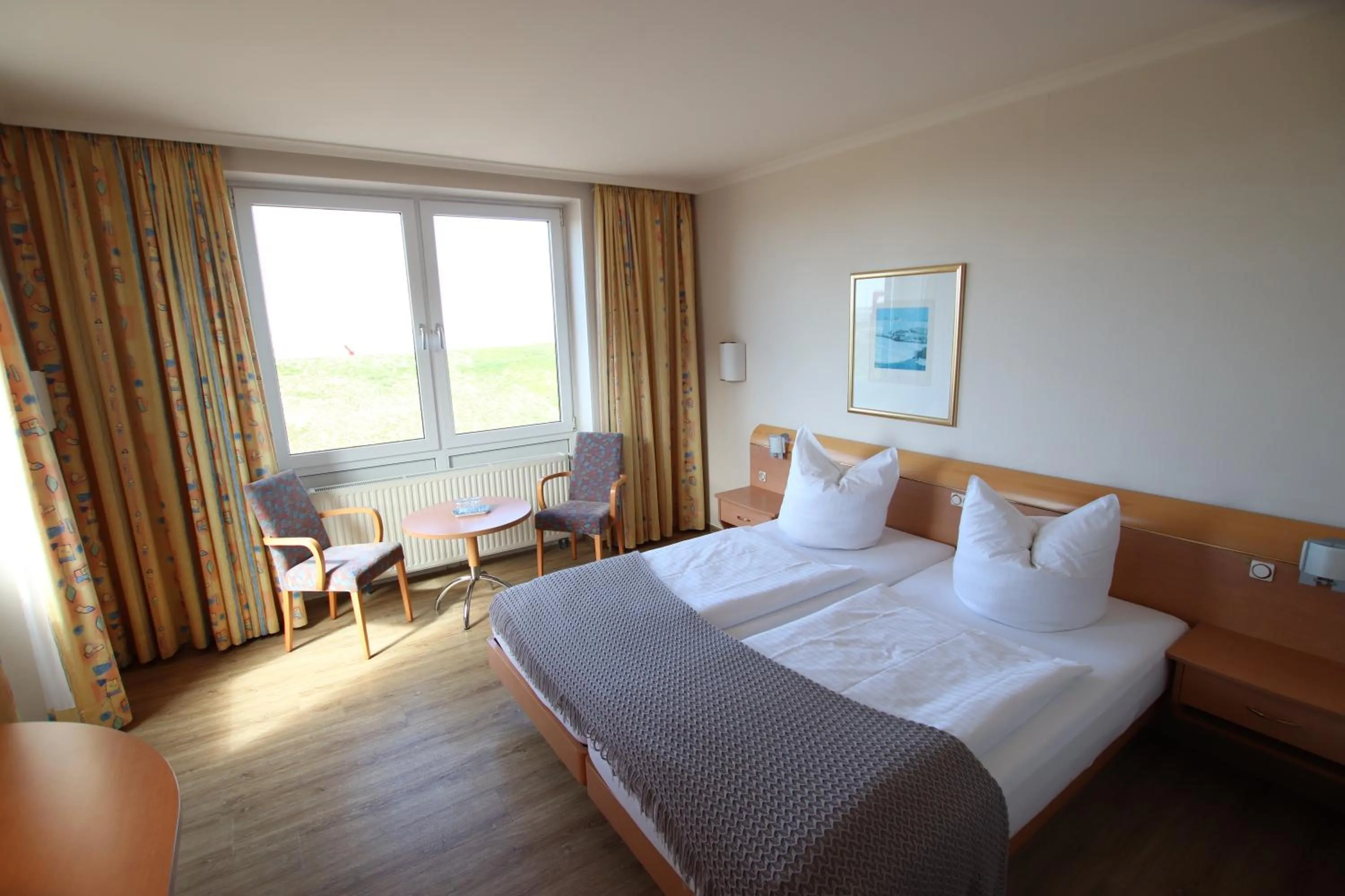 Photo of the whole room, Bed in Strandhotel Dagebüll direkt an der Nordsee