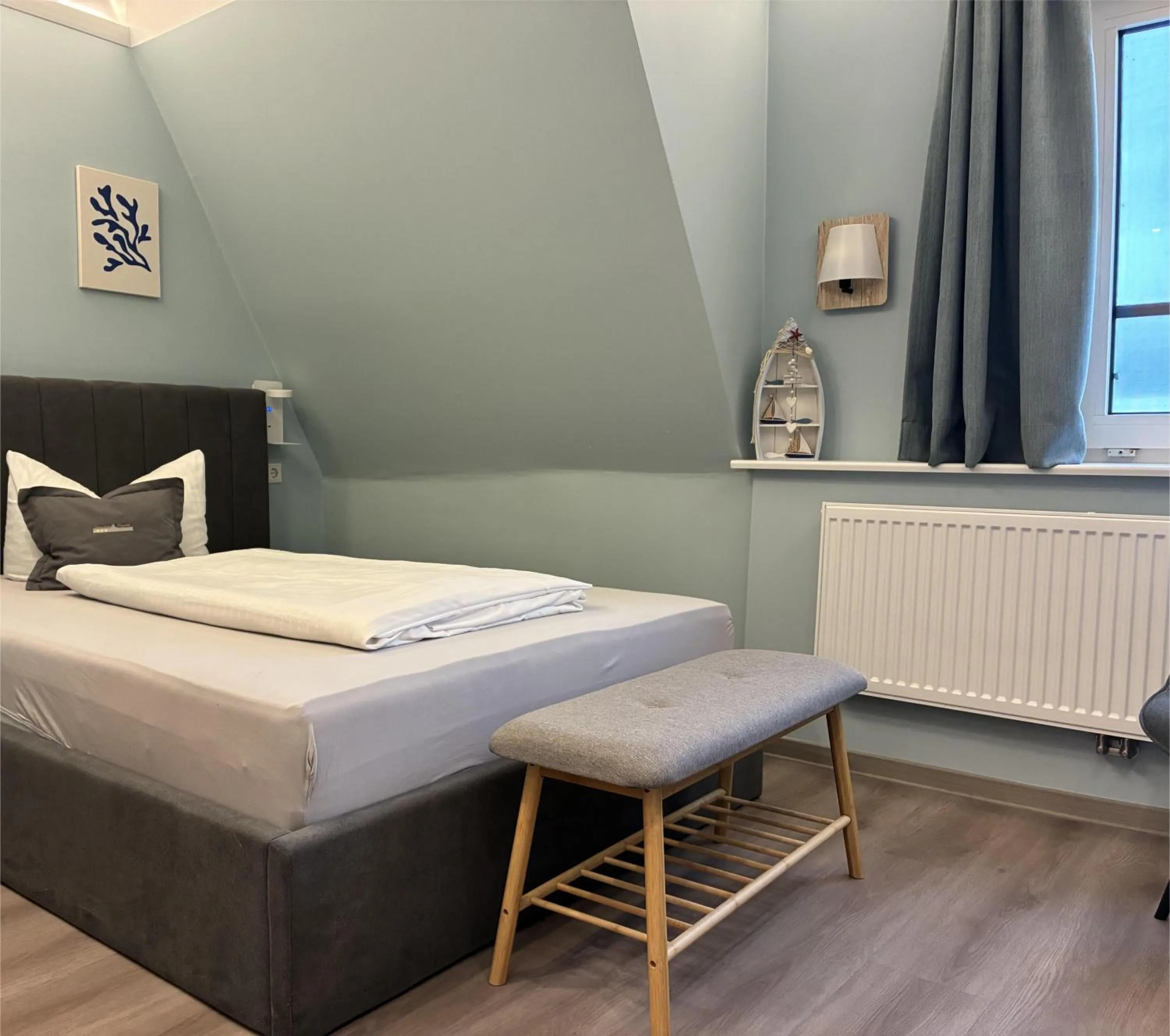 Bedroom, Bed in Strandhotel Dagebüll direkt an der Nordsee