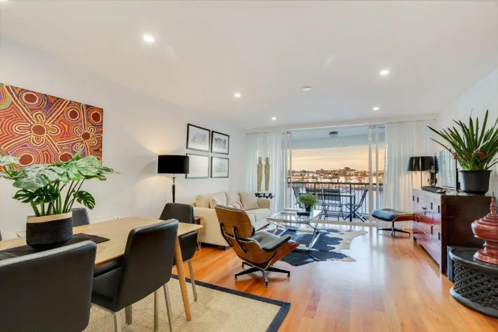 Living room in Goldsborough Place Apartments