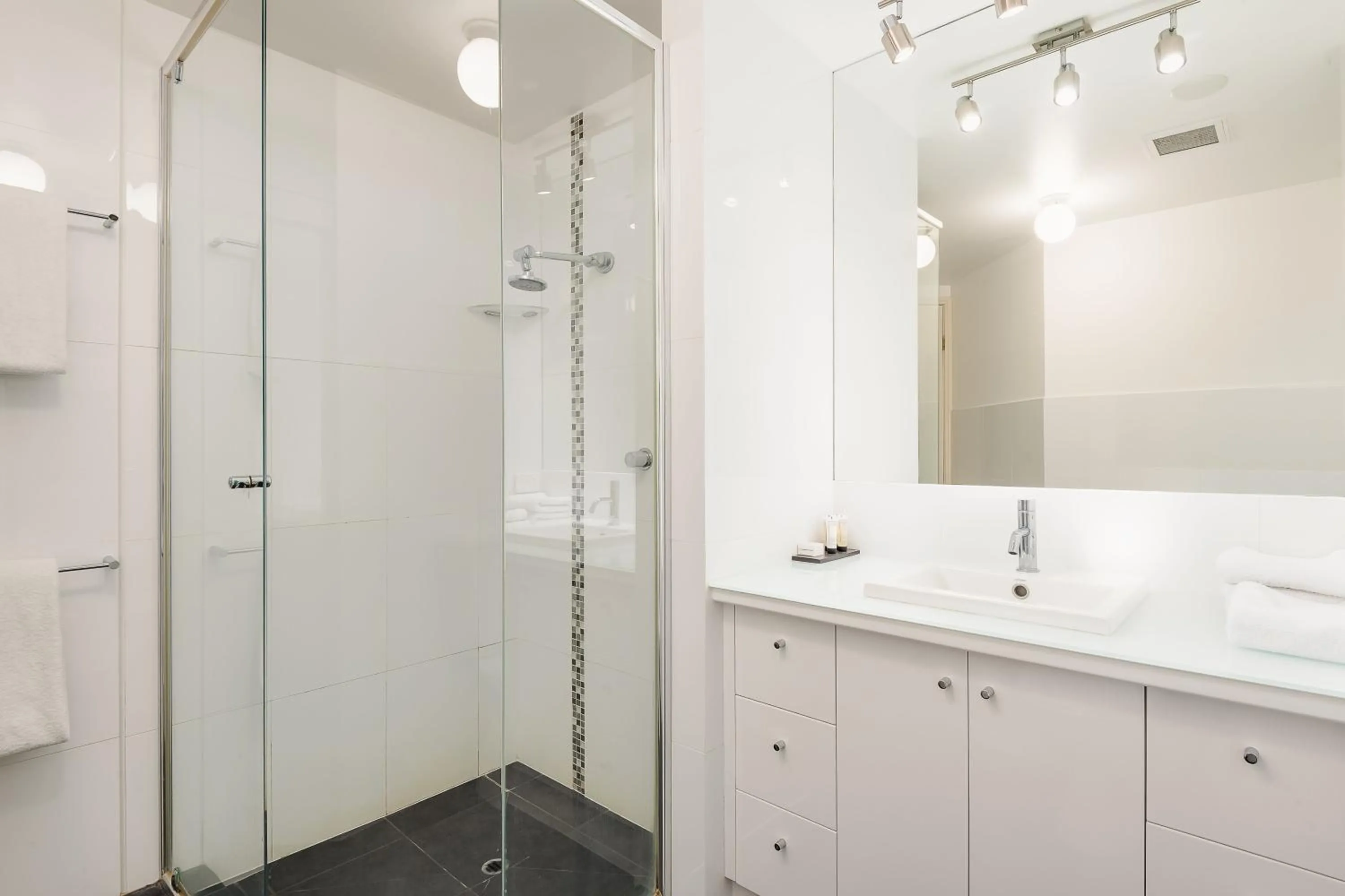 Shower in Goldsborough Place Apartments