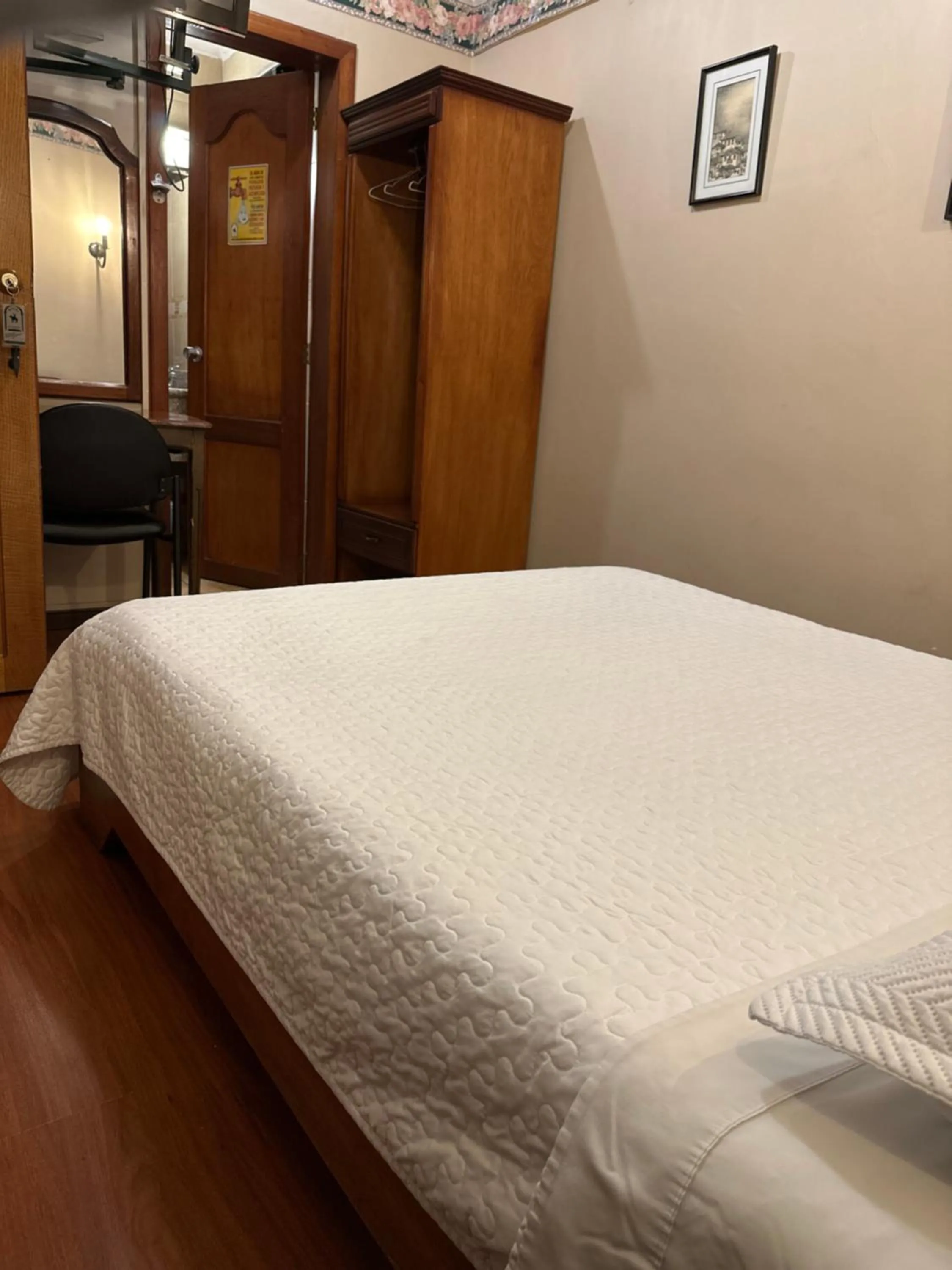 Bed in Hotel & Suites El Quijote