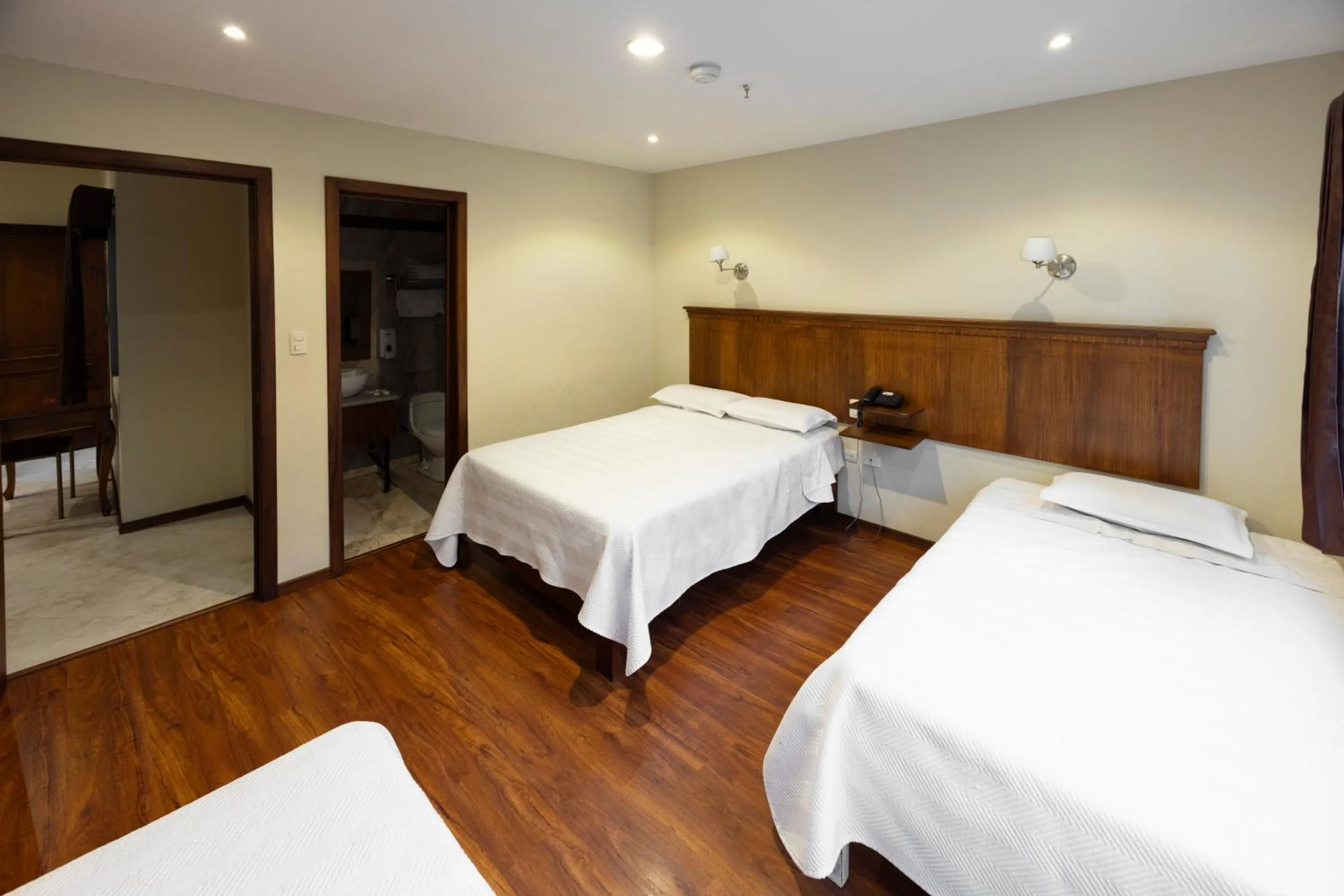 Bed in Hotel & Suites El Quijote