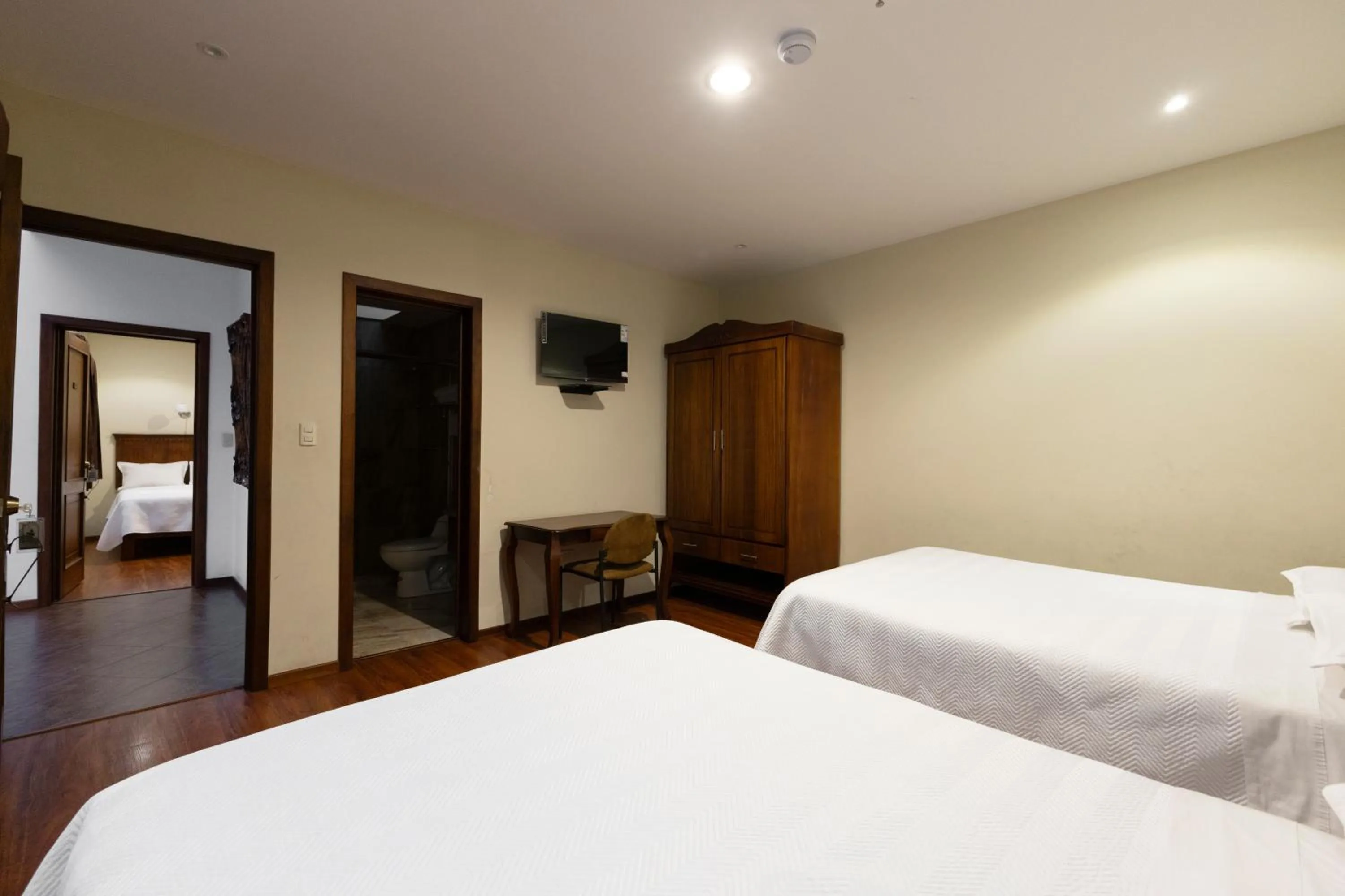 Bed in Hotel & Suites El Quijote