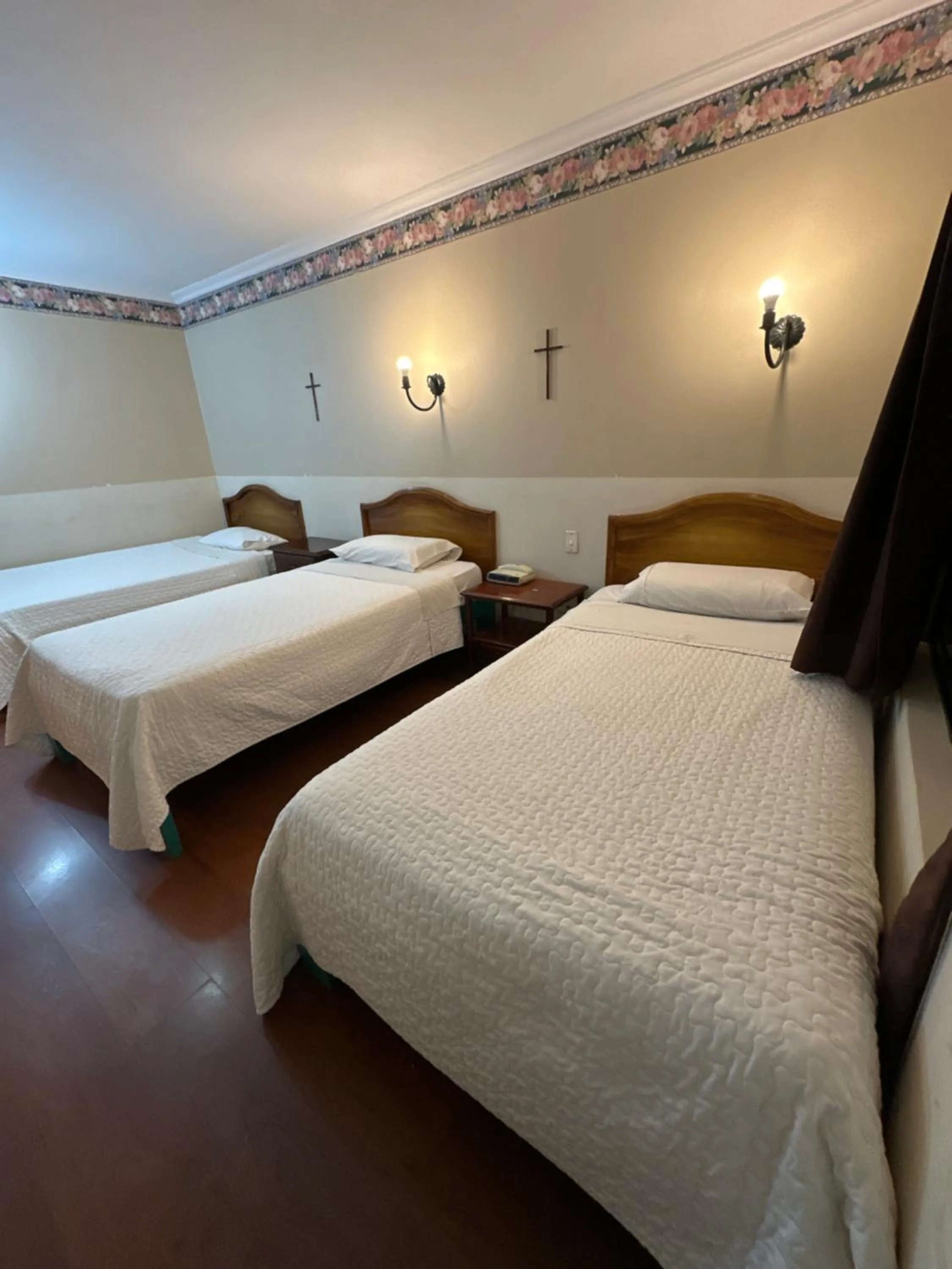 Bed in Hotel & Suites El Quijote