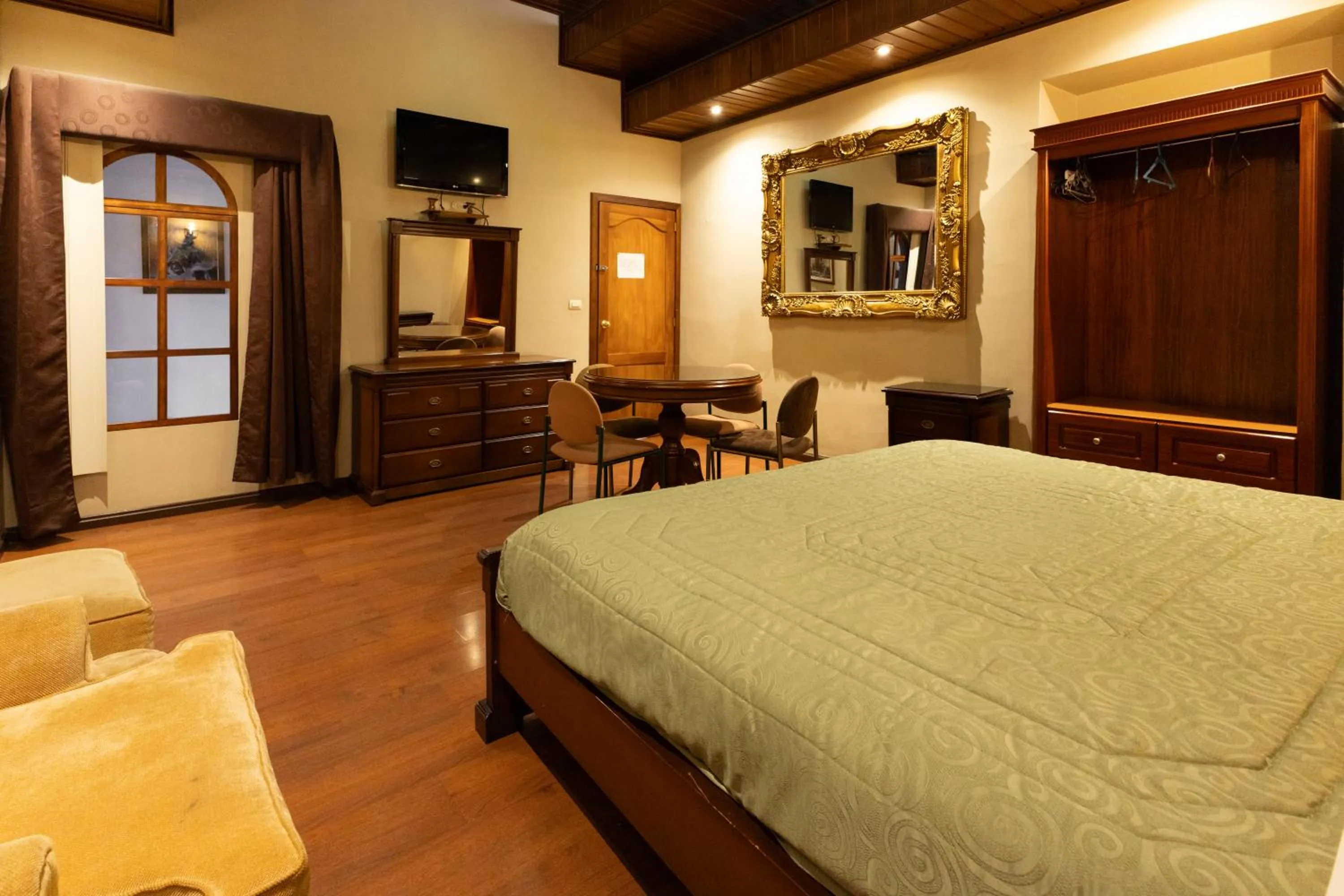 Bed in Hotel & Suites El Quijote