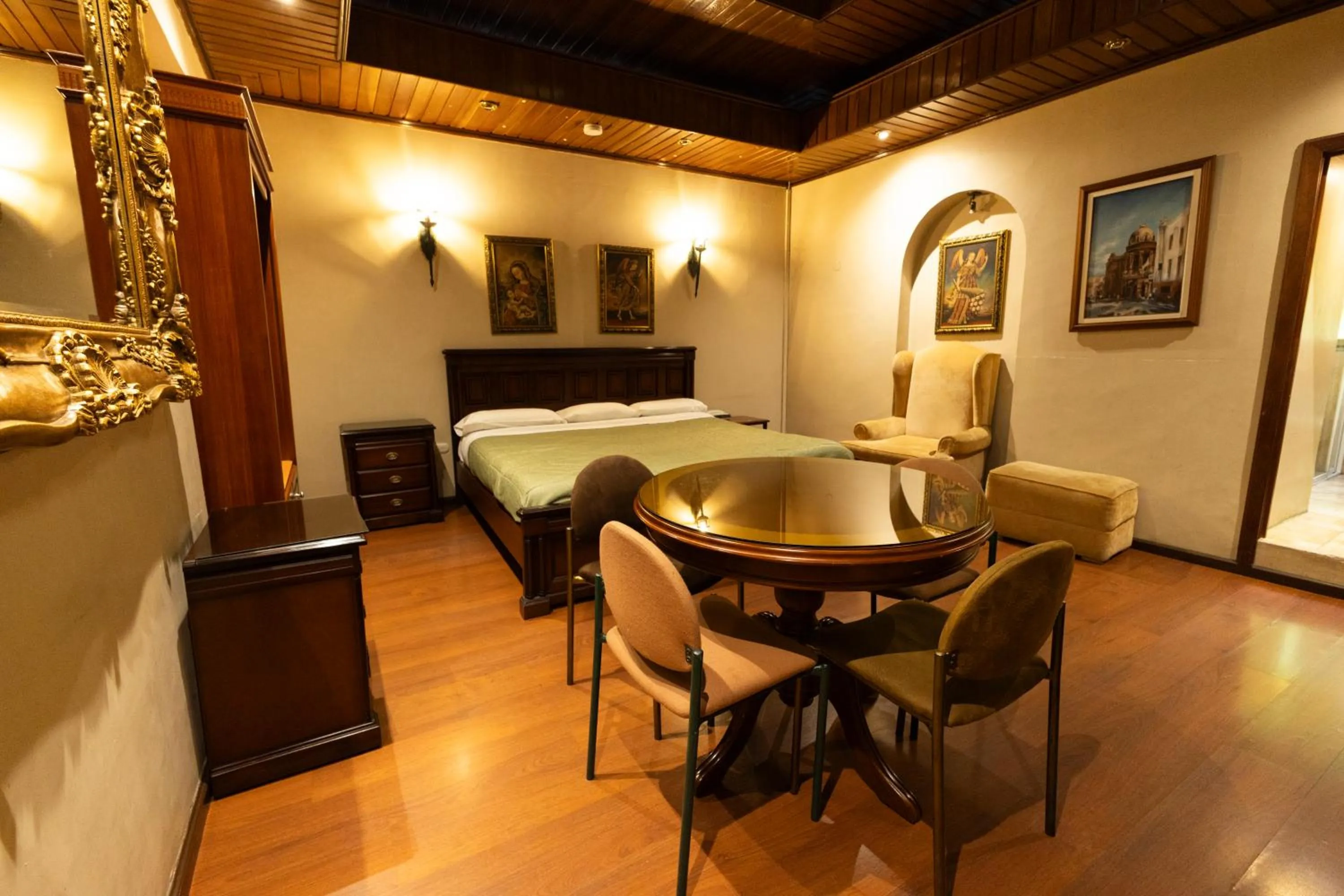 Hotel & Suites El Quijote