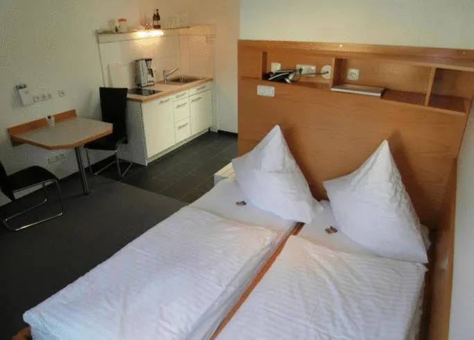 Photo of the whole room, Bed in Apartment-Haus