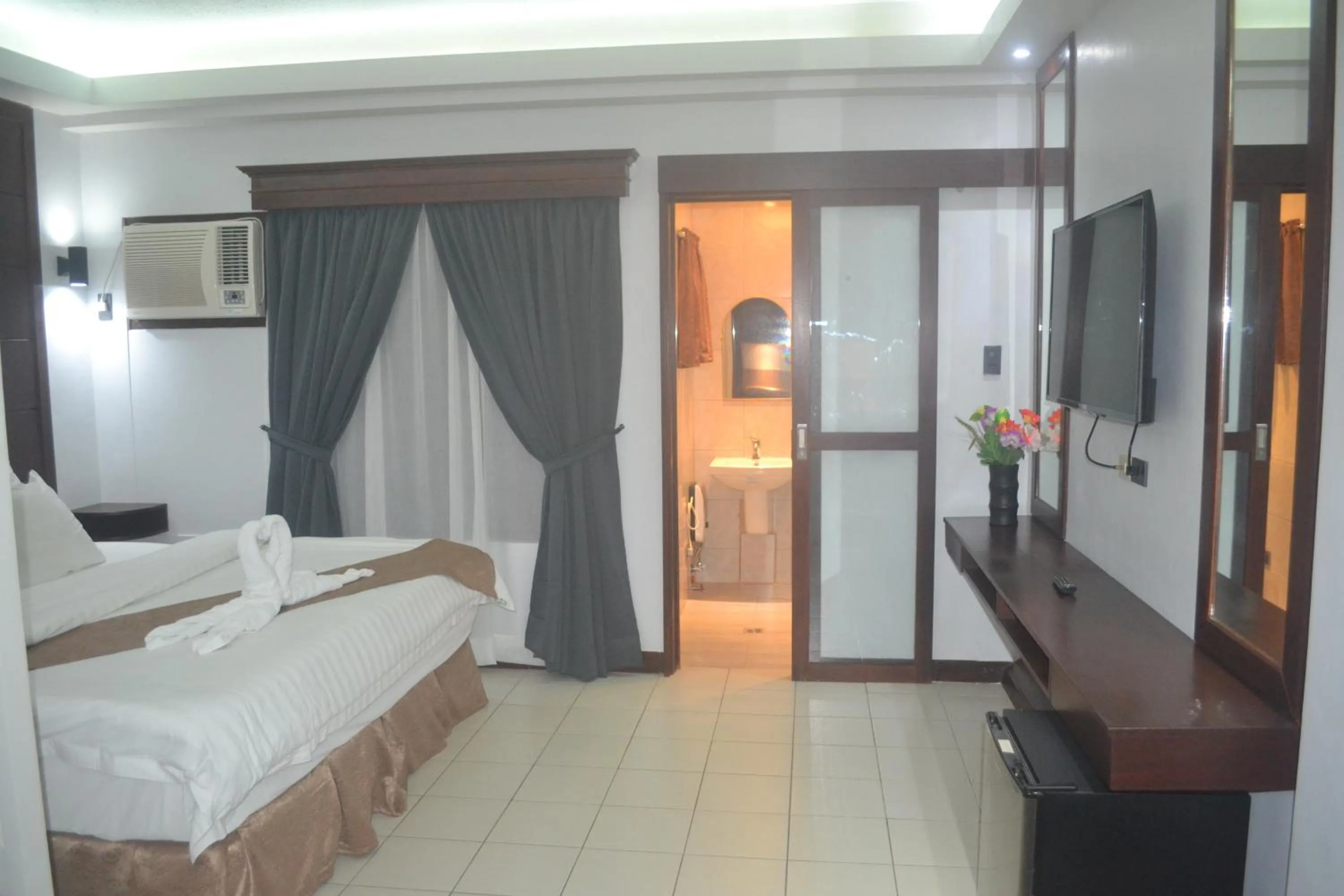 Photo of the whole room, Bed in DM Residente Hotel Inns & Villas