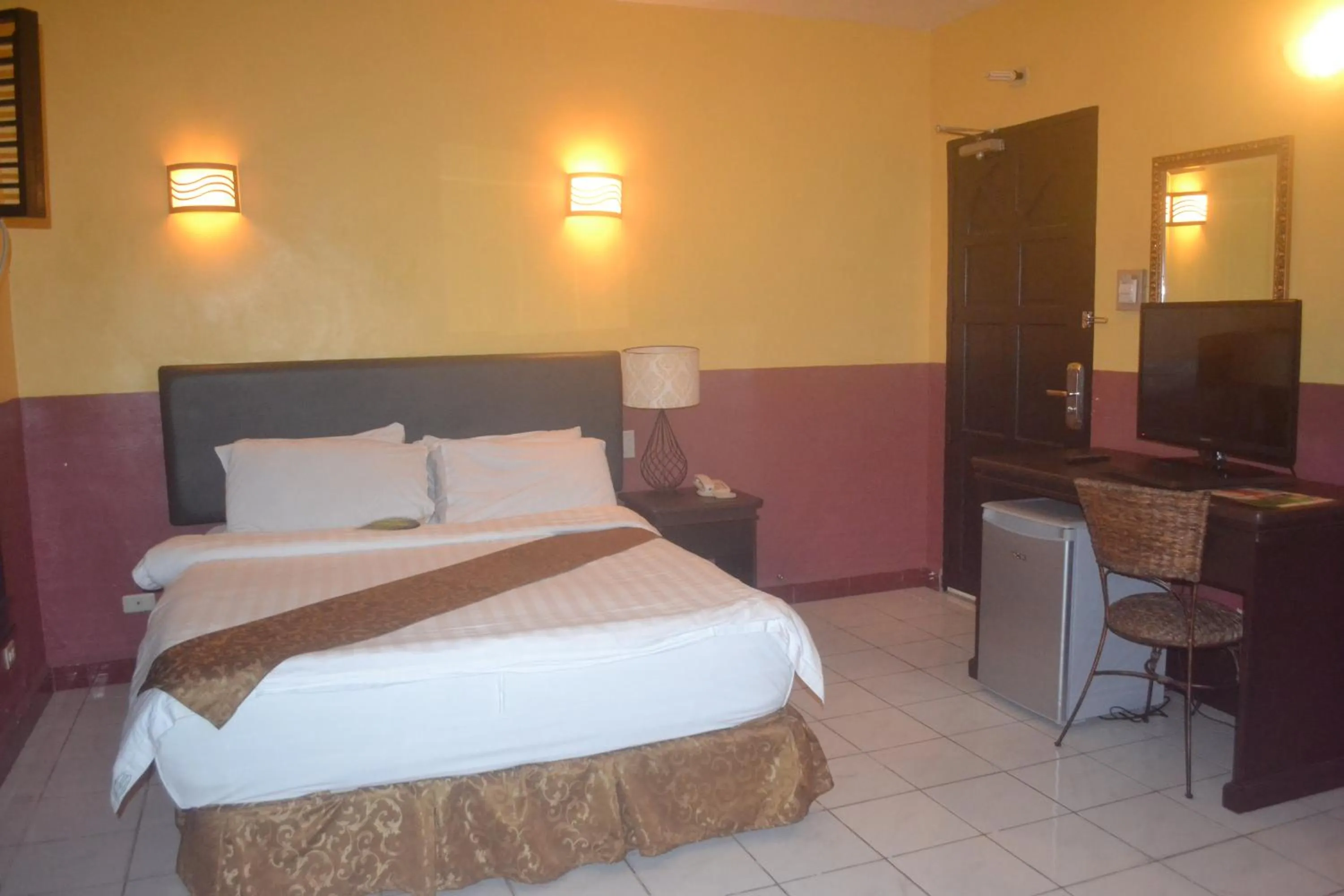 Photo of the whole room, Bed in DM Residente Hotel Inns & Villas