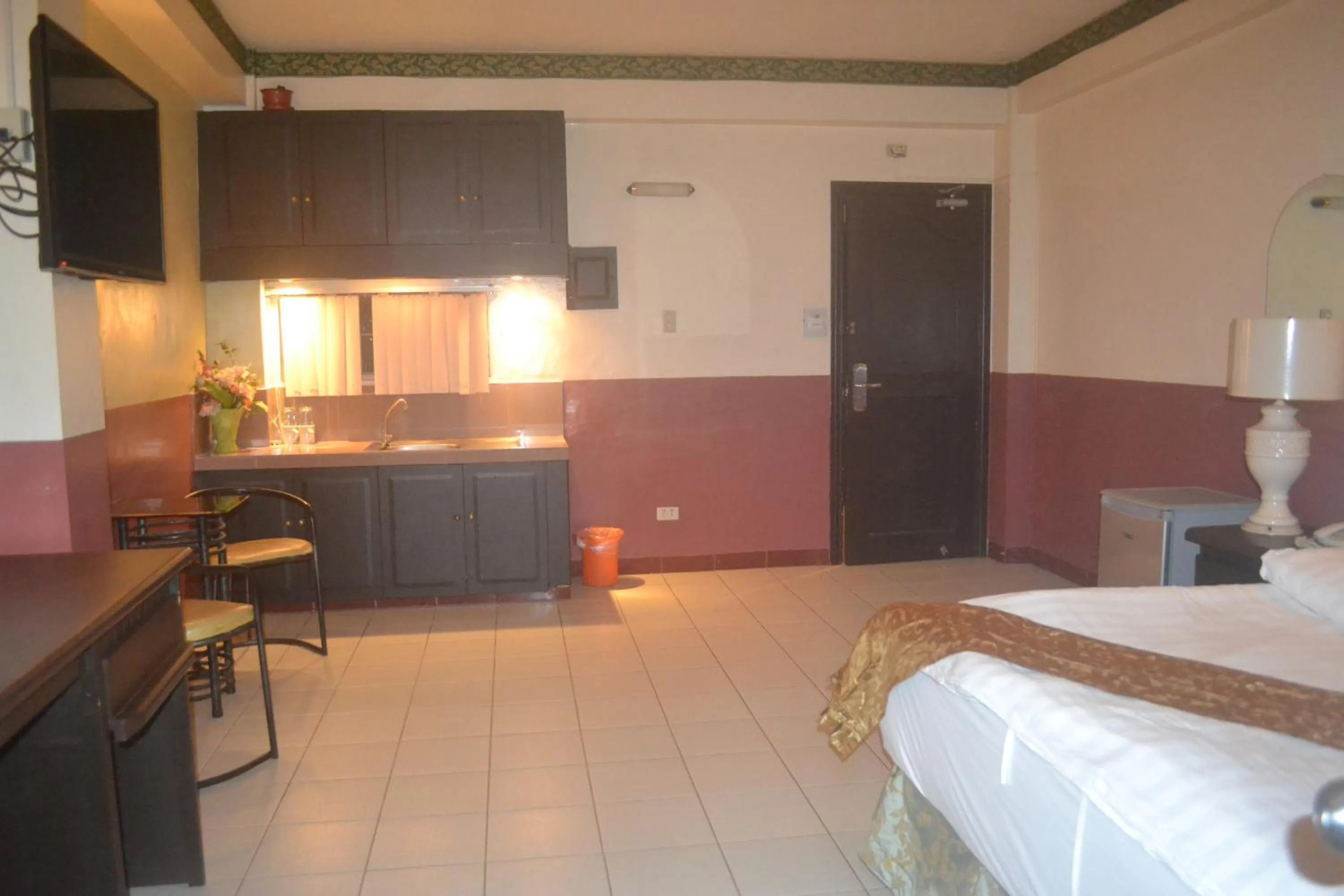 Kitchen or kitchenette, Bed in DM Residente Hotel Inns & Villas