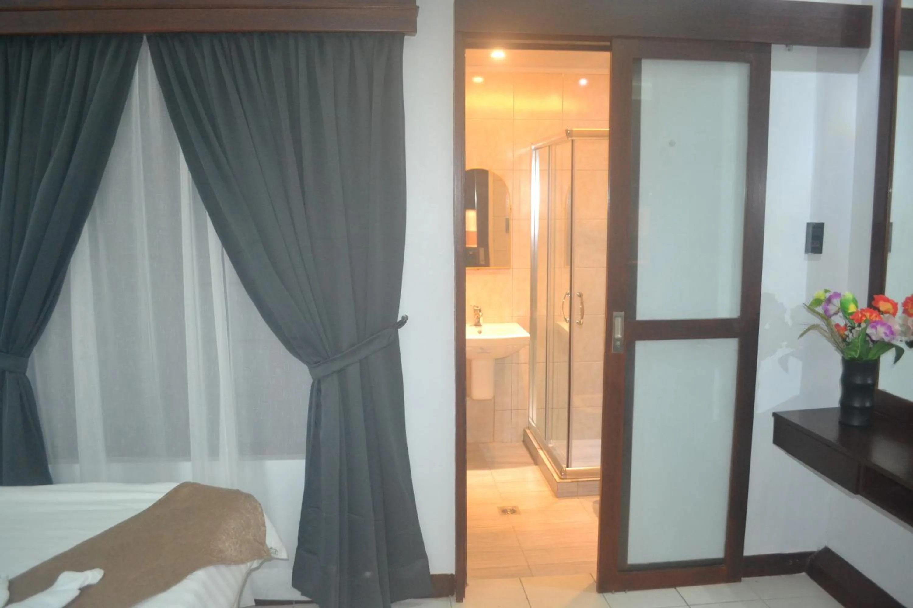 Bathroom, Bed in DM Residente Hotel Inns & Villas