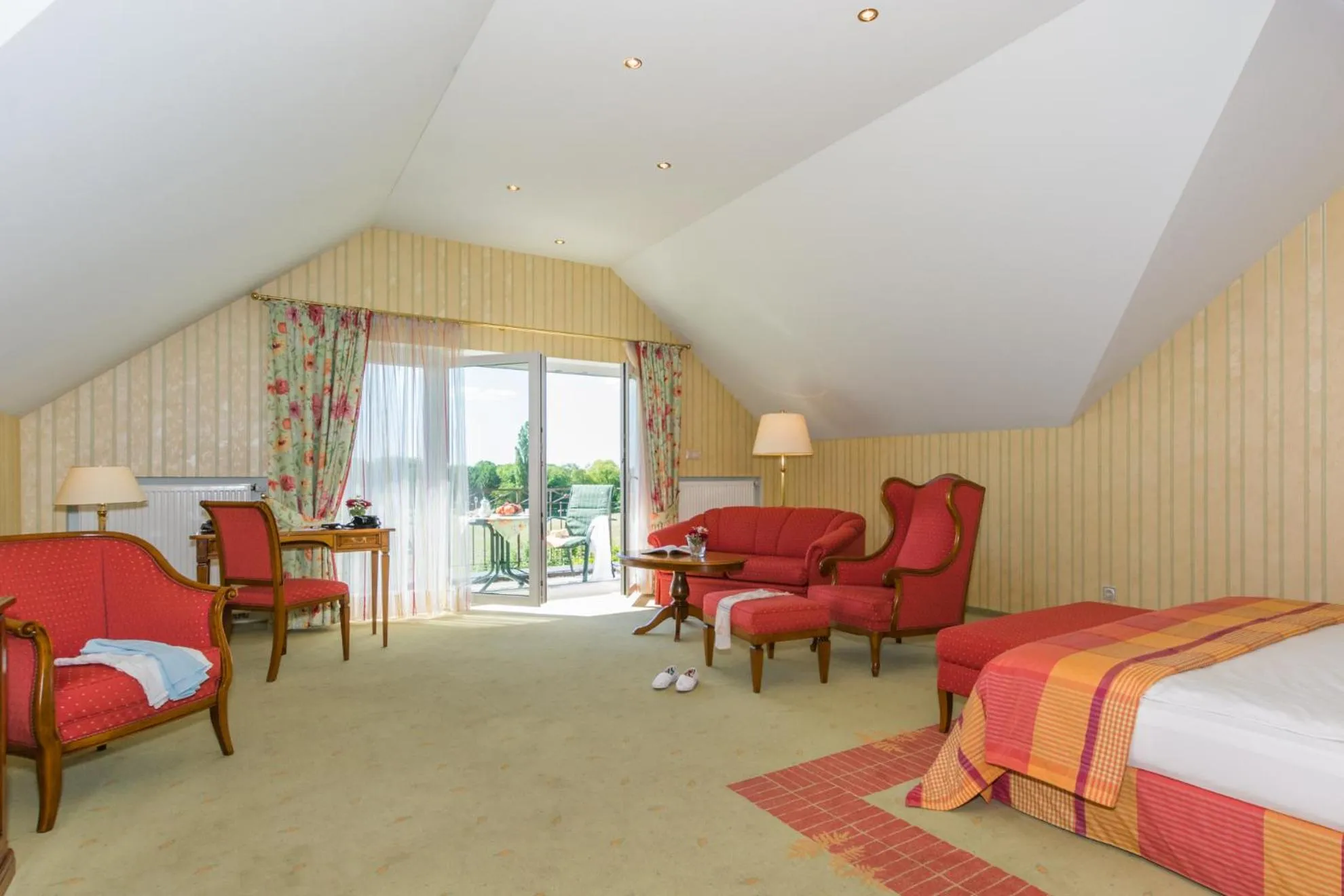 Seating area, Bed in Lohmann's Romantik Hotel Gravenberg