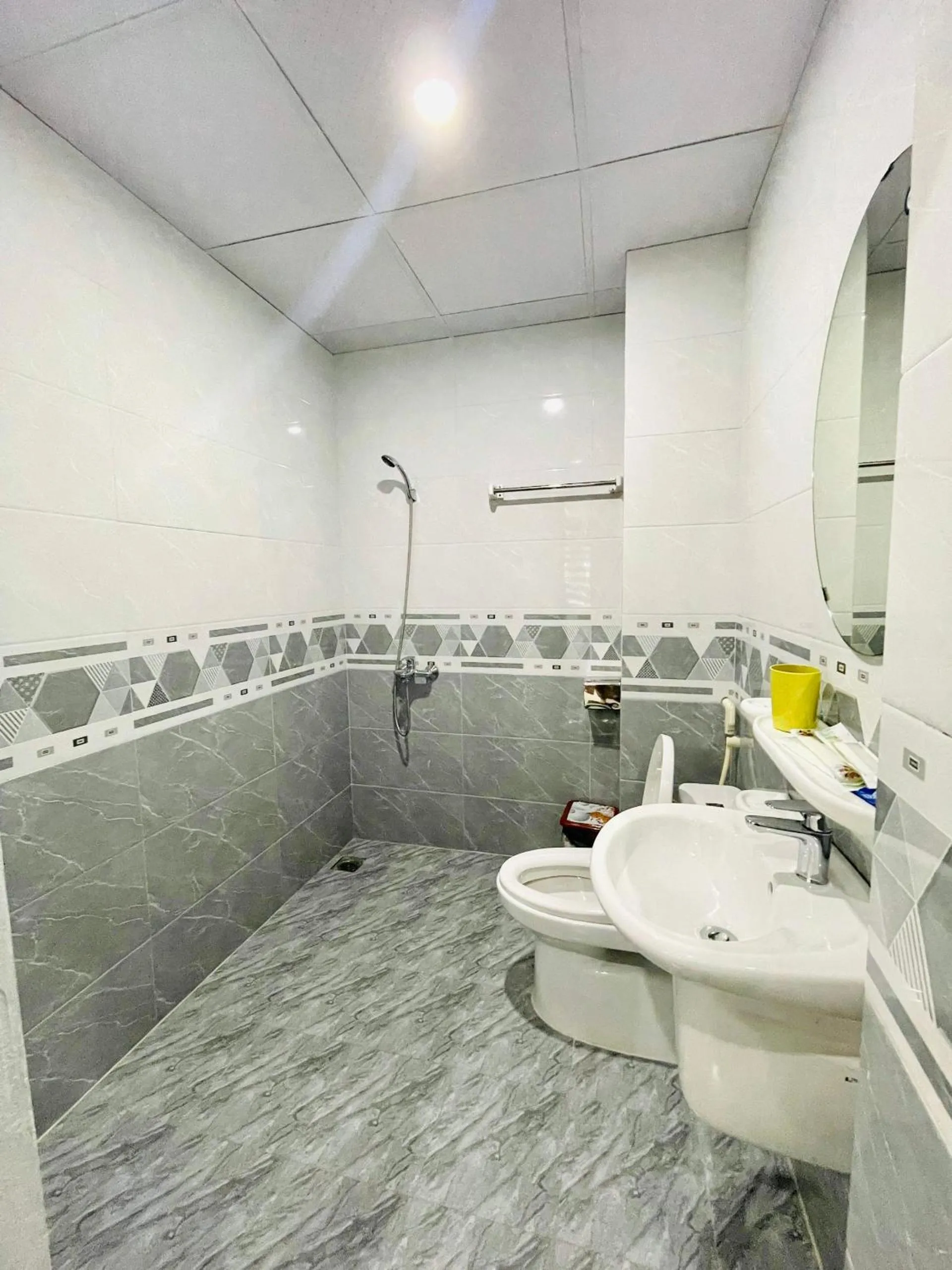 Toilet in Little Vietnam Hotel - Cát Bà