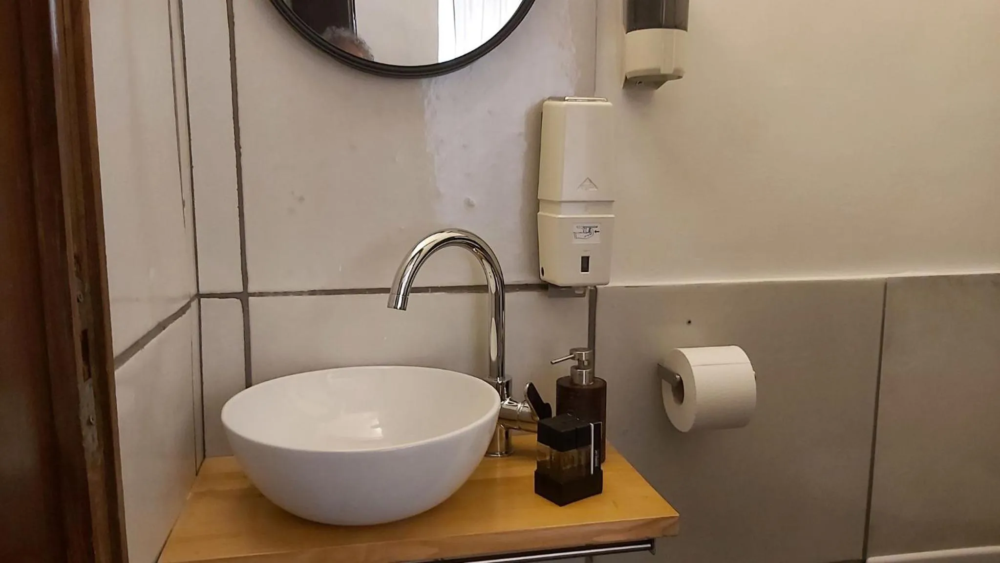 Bathroom in dimora aganoor business suite