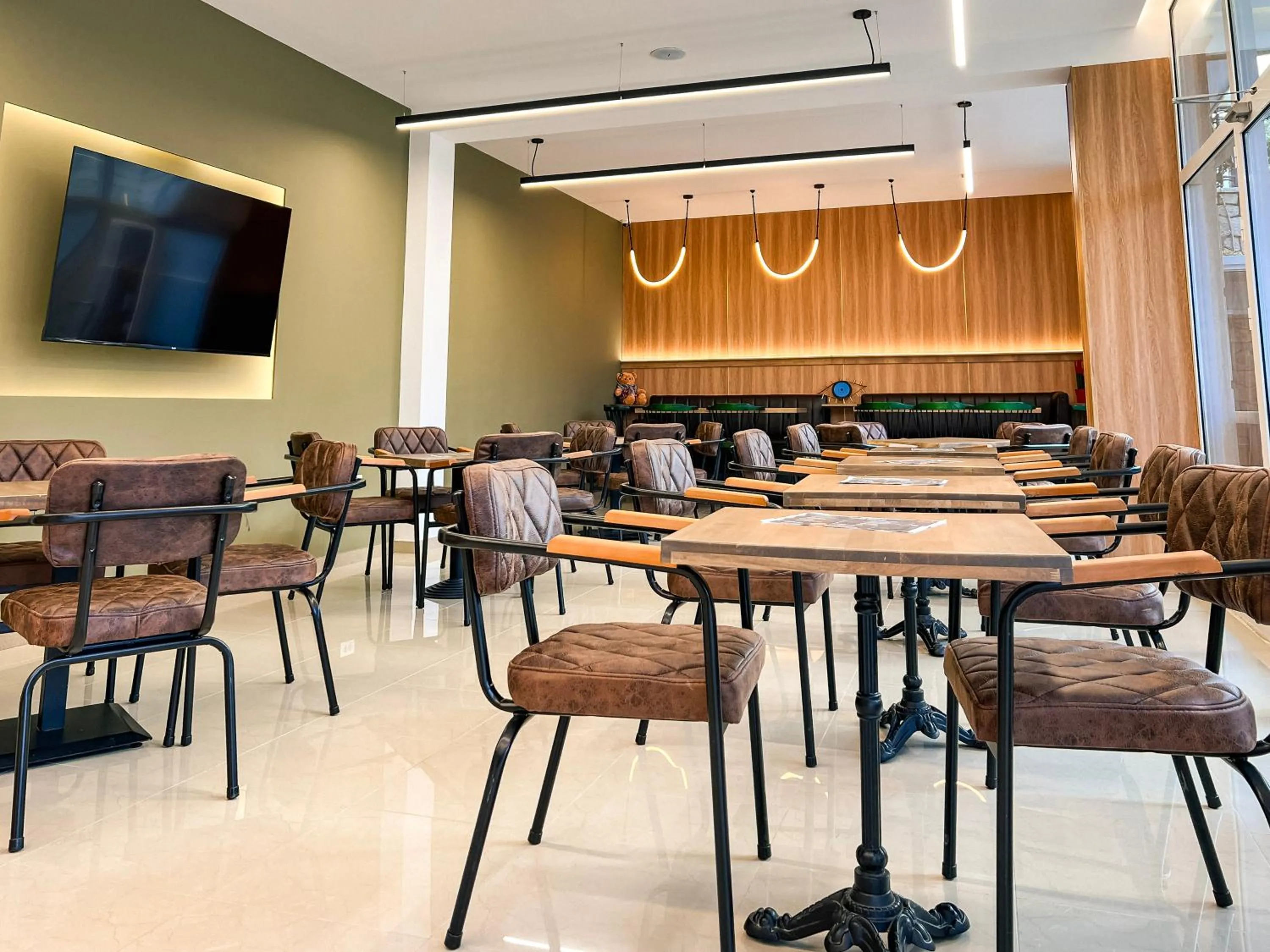 Restaurant/places to eat in Jata Hotel