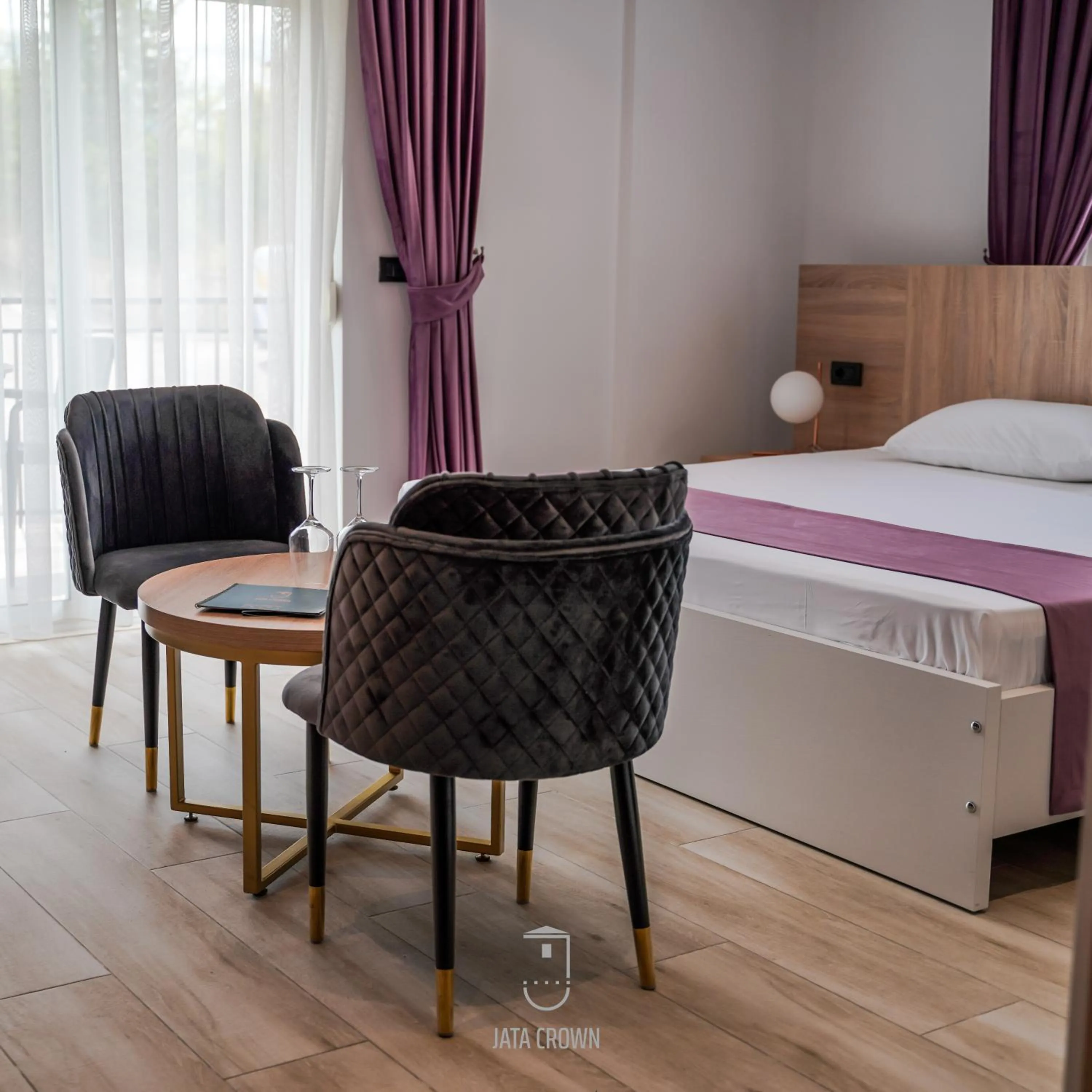 Seating area, Bed in Jata Hotel