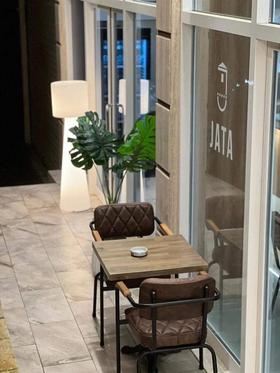 Restaurant/places to eat in Jata Hotel