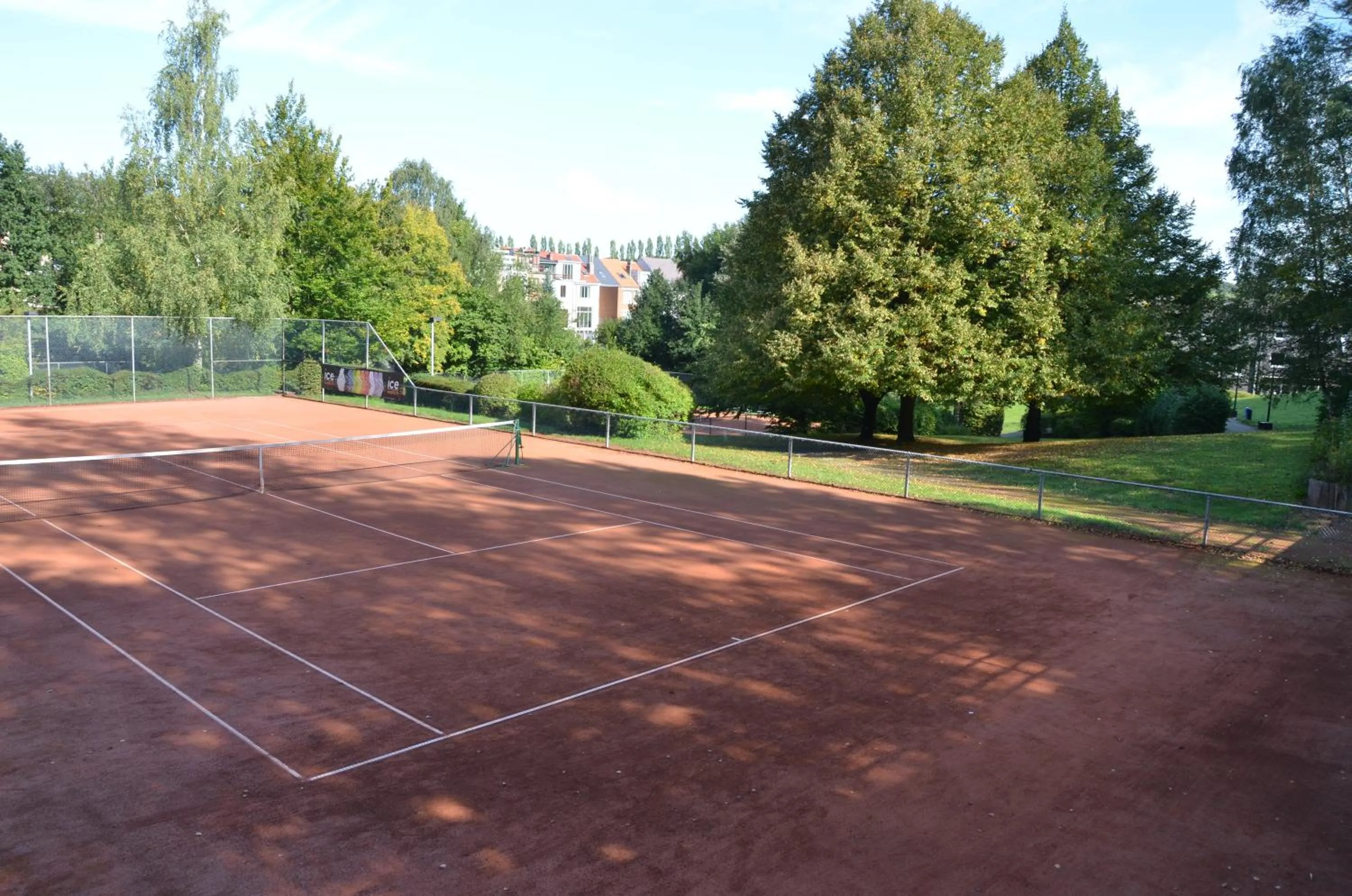 Tennis court in Auberge des 3 Fontaines - Youth Hostel