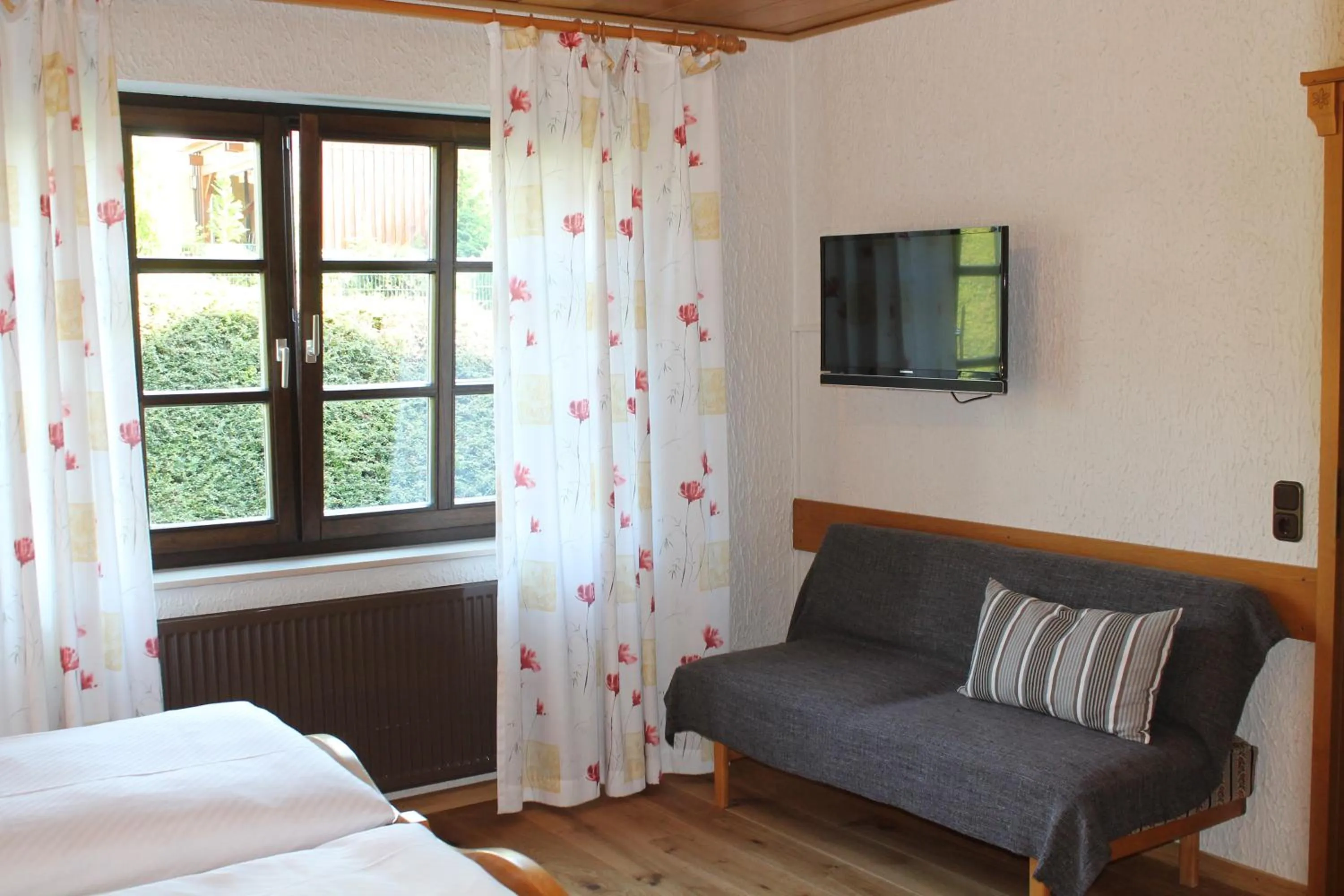 Photo of the whole room, Bed in BELVEDERE - das BIO HOTEL Garni & SuiteHotel am Edersee ! Unser Geschenk für Sie, auch die GästeCard GrimmHeimat!