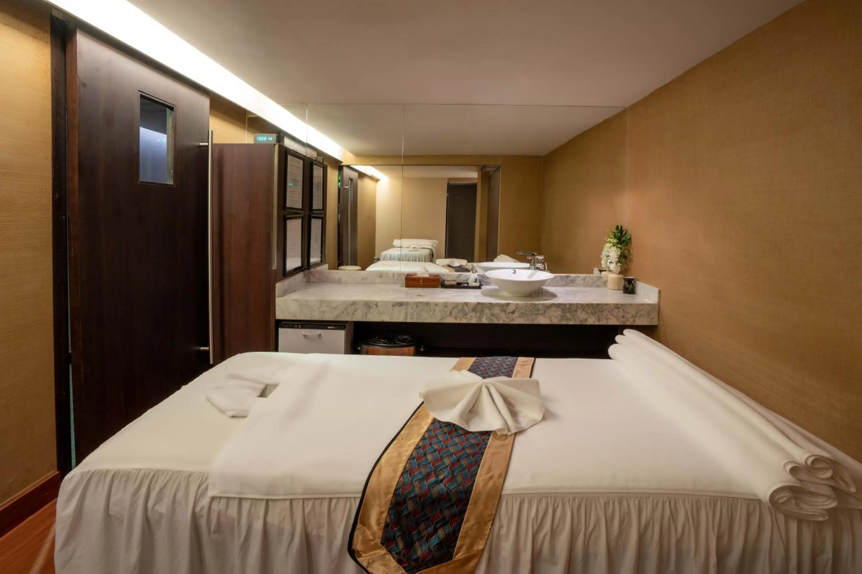 Bed in Garden Plaza Saigon - Formerly PARKROYAL Saigon